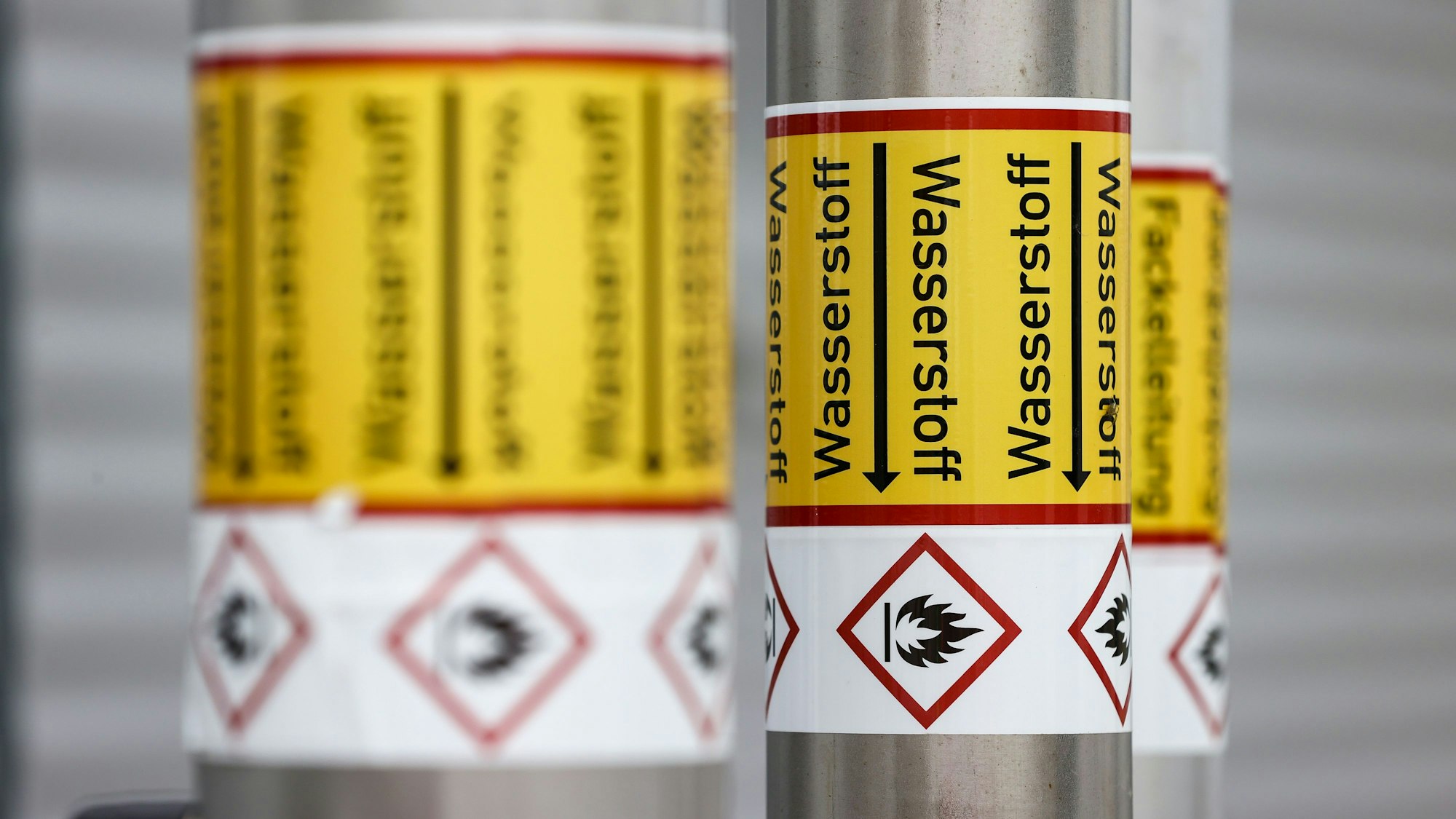 Das Bild zeigt Leitungen für flüssigen Wasserstoff. (Symbolbild)