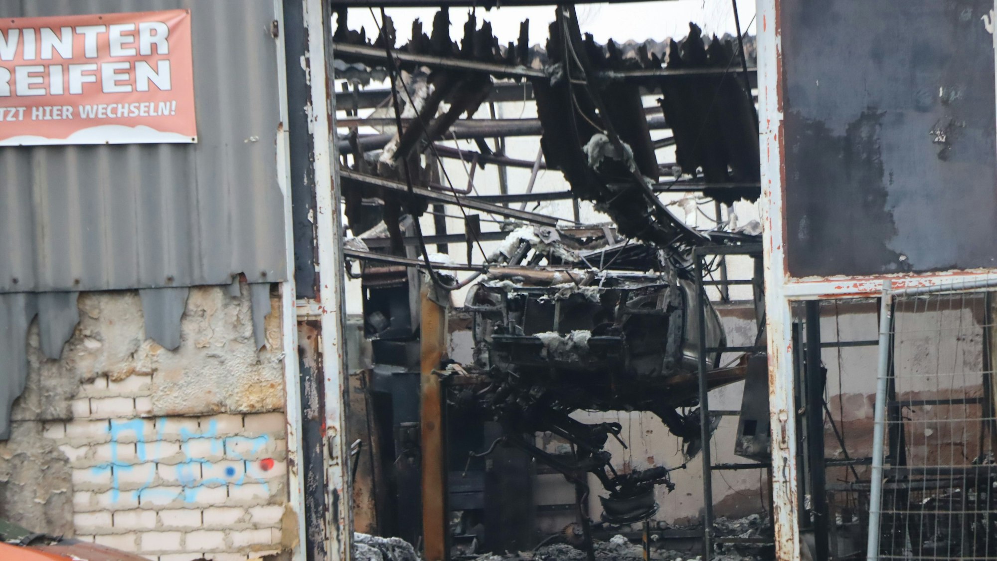 Die Halle gilt als einsturzgefährdet. Reifen kann man jetzt hier nicht mehr wechseln.