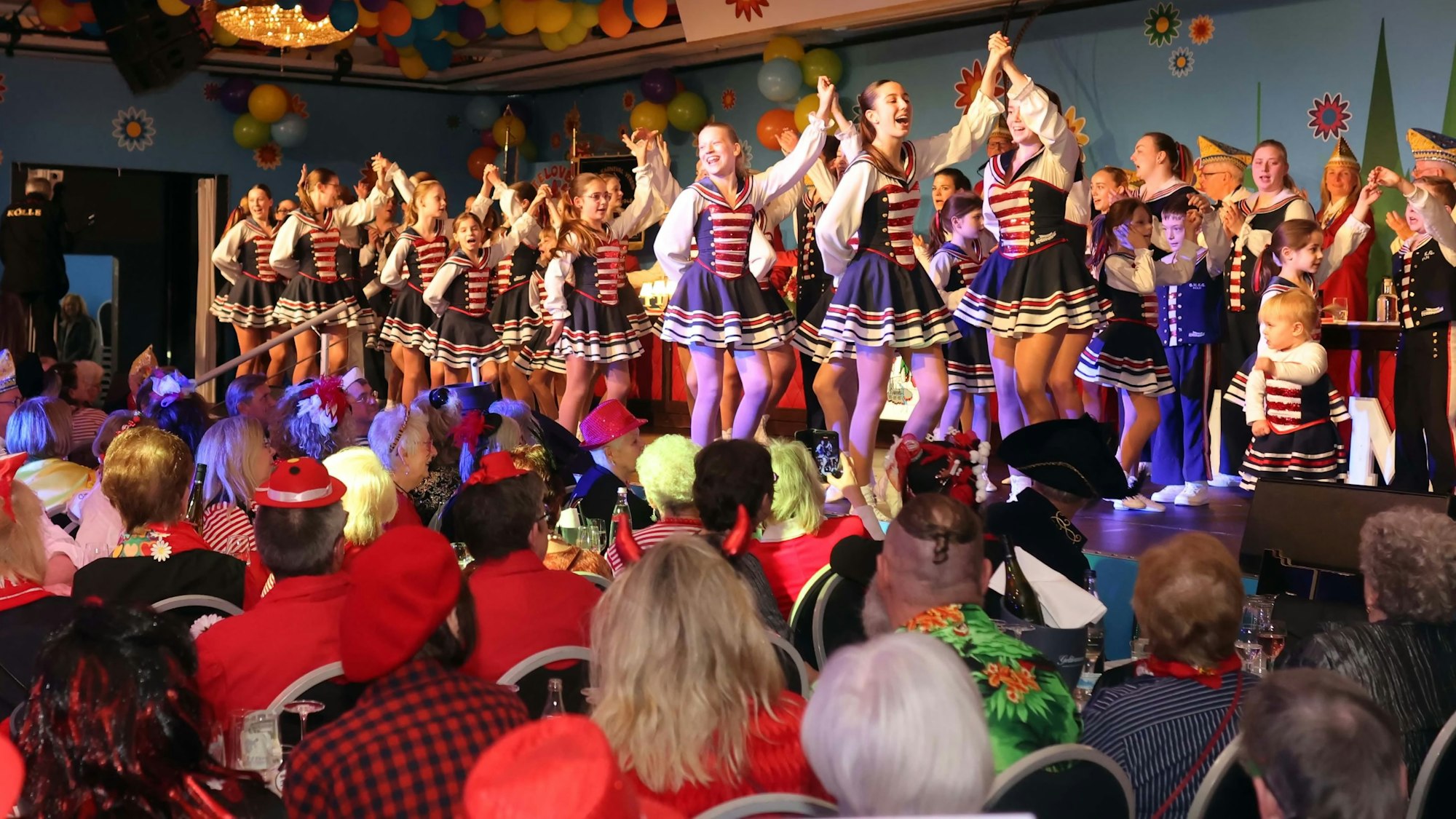 Zwei Jahre alt war die jüngste Tänzerin der Rheinmatrosen Minis beim „Fastelovend der leiseren Töne“.