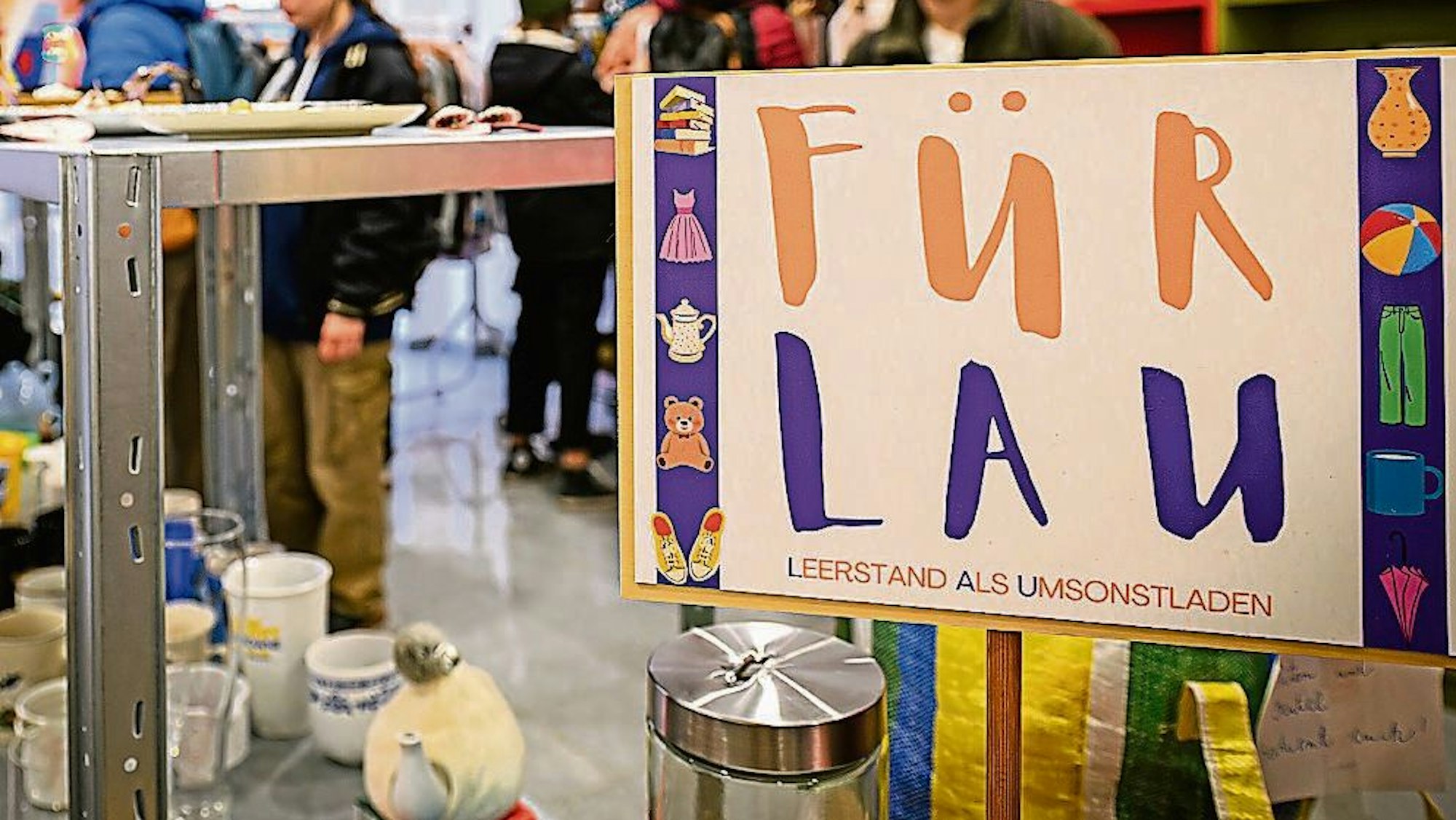 Im Umsonstladen "Für Lau" kann jeder mitnehmen, was er oder sie gerade braucht, ohne dafür auch nur einen Cent bezahlen zu müssen.