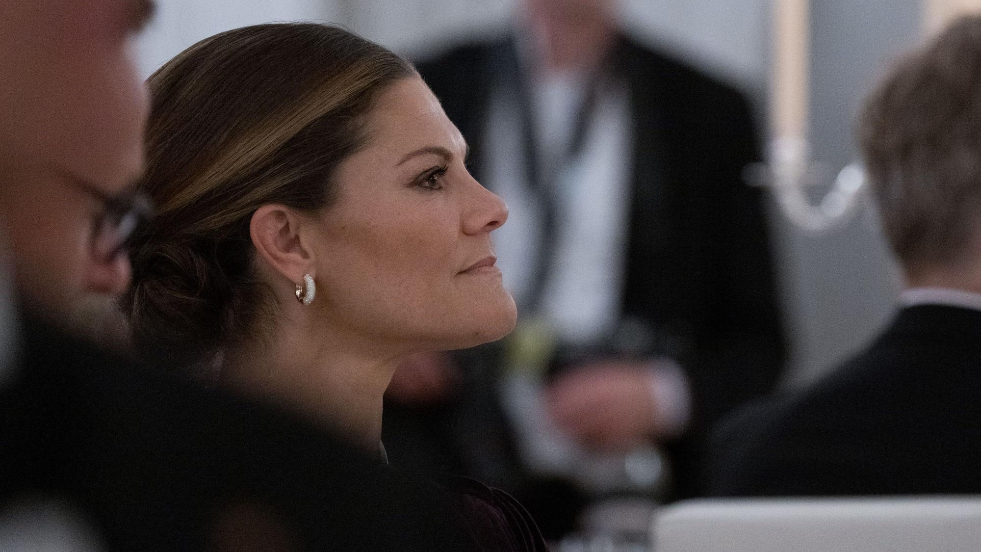 Kronprinzessin Victoria von Schweden hört während eines Abendessens anlässlich des 25. Jubiläums der Nordischen Botschaften im Schloss Bellevue einer Rede zu.