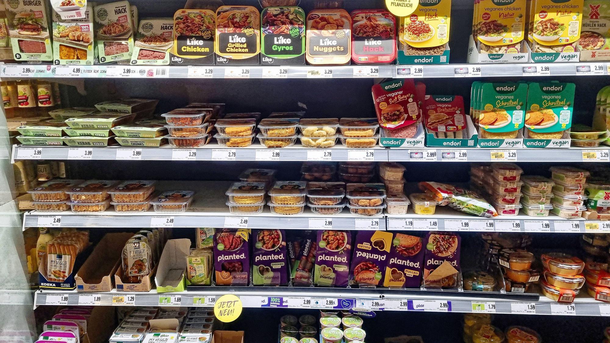 Vegane Fleischersatzprodukte im Kühlregal eines Supermarktes. (Symbolbild)