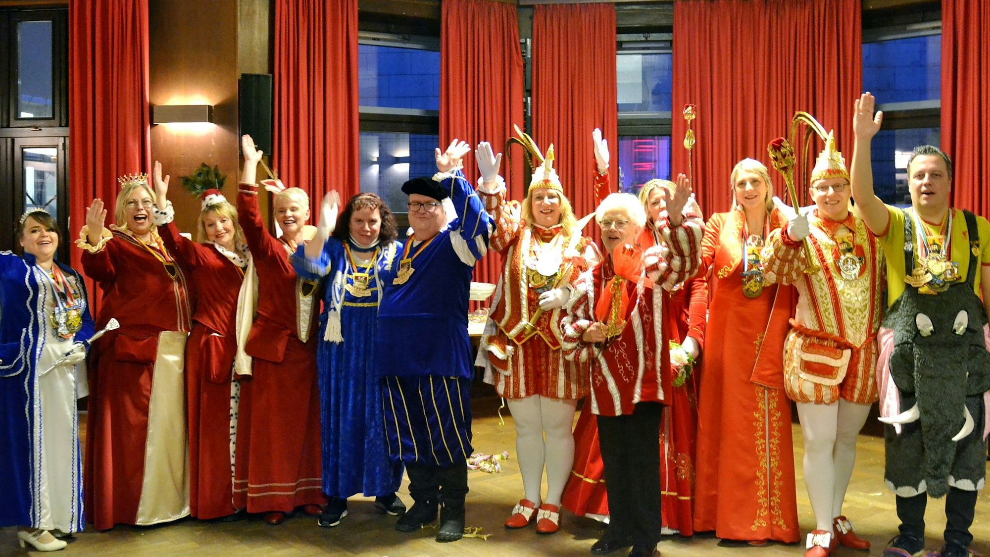 Die Tollitäten haben sich zum Gruppenbild aufgestellt und winken.