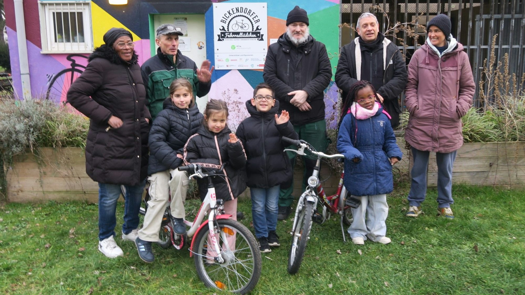 Kinder und erwachsene Vereinsmitglieder und Helfer vor dem Fahrradbüdchen in der Wolfsohnstraße.
