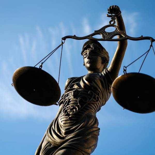 Das Symbolbild zeigt Justitia, in der linken Hand eine Waage, die ihr helfen soll, das richtige Urteil zu sprechen.