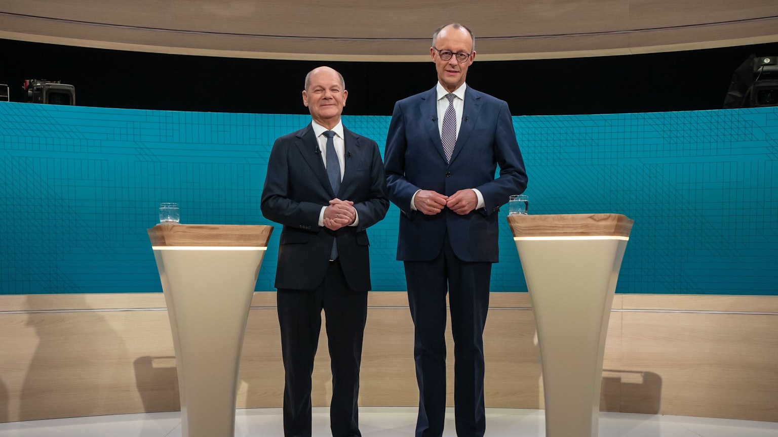 Bundeskanzler Olaf Scholz (SPD, l), steht neben Friedrich Merz, Unions Kanzlerkandidat und CDU Bundesvorsitzender, vor dem TV-Duell von ARD und ZDF.