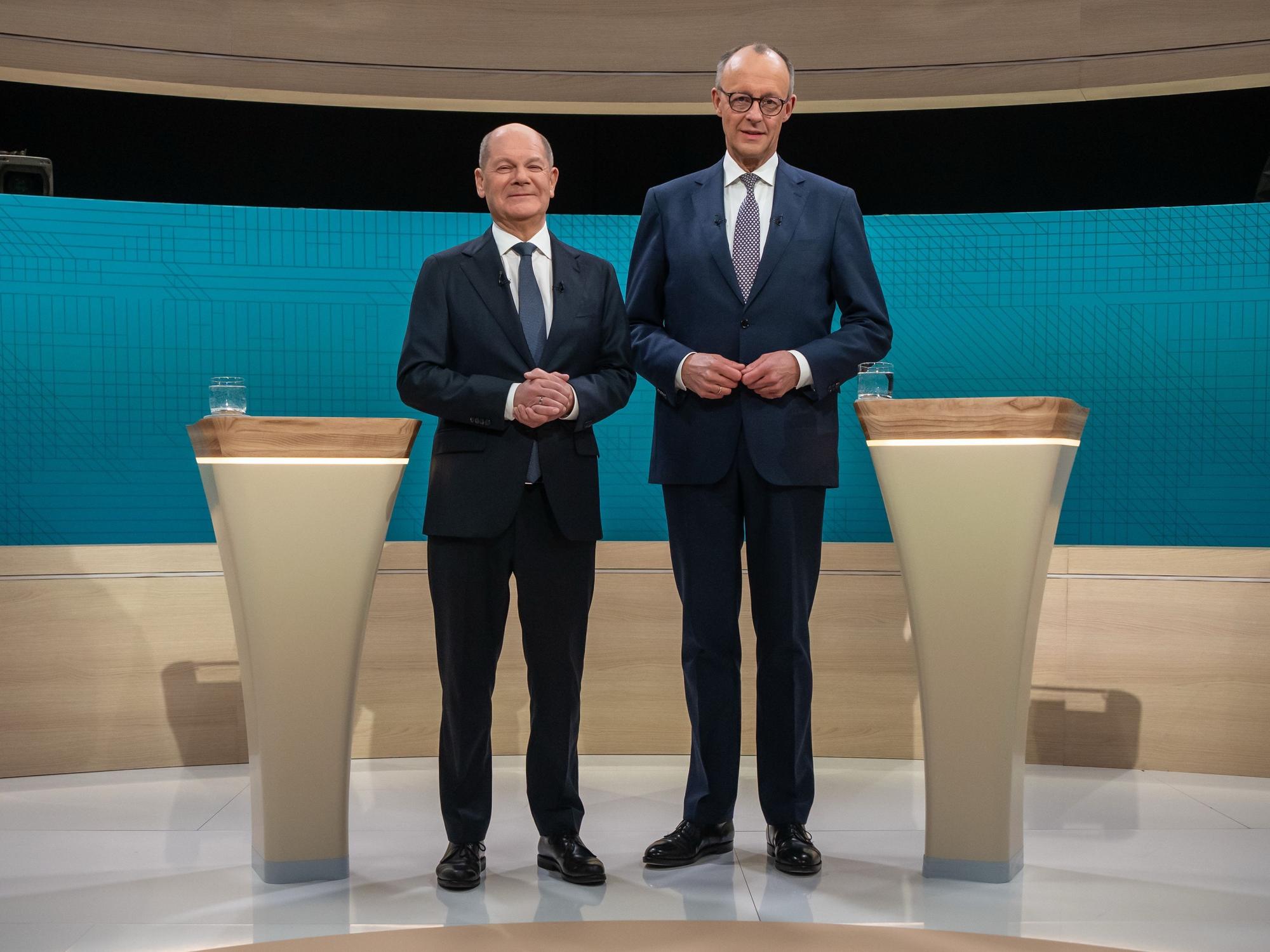 Bundeskanzler Olaf Scholz (SPD, l), steht neben Friedrich Merz, Unions Kanzlerkandidat und CDU Bundesvorsitzender, vor dem TV-Duell von ARD und ZDF.