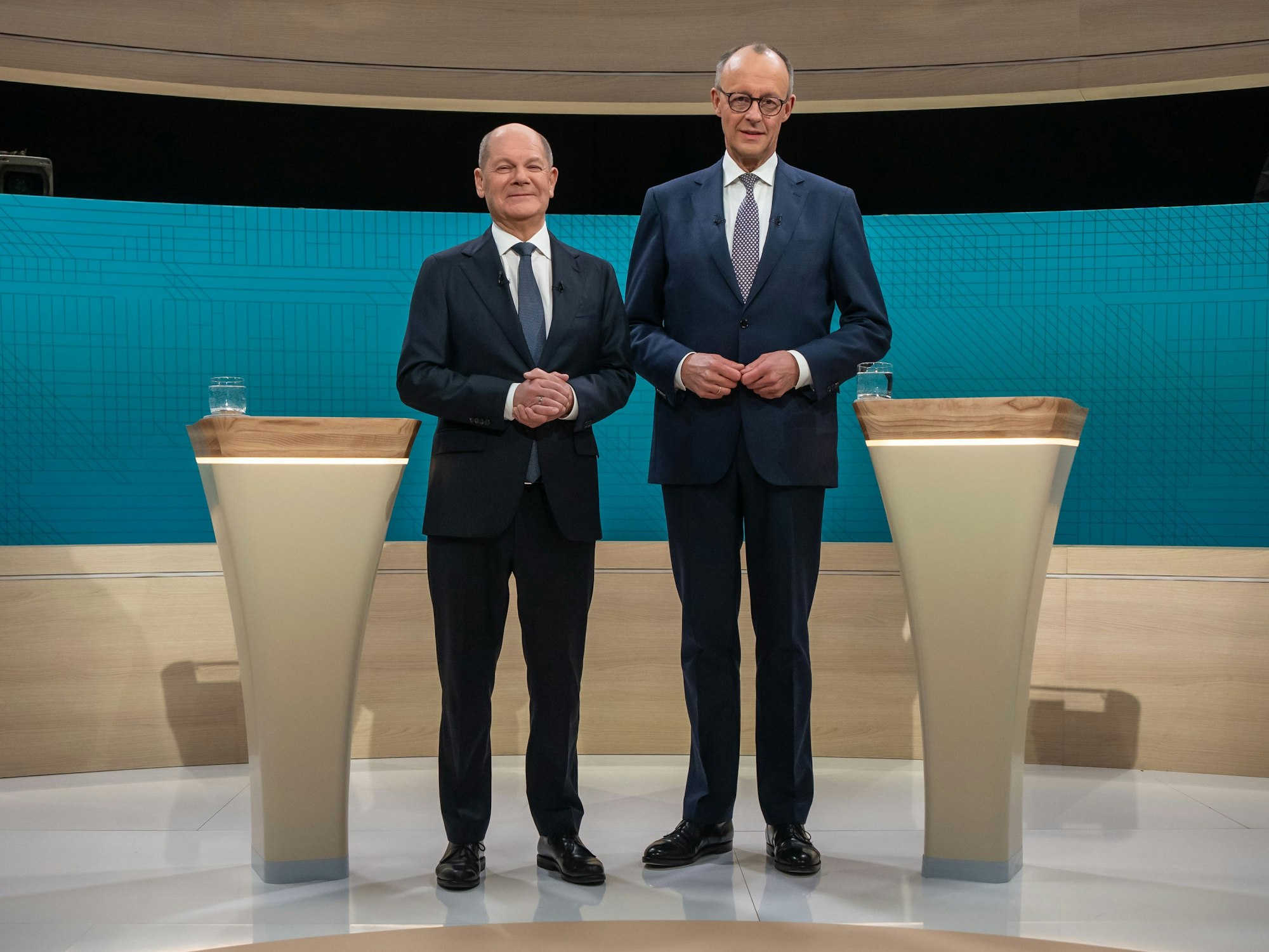 Bundeskanzler Olaf Scholz (SPD, l), steht neben Friedrich Merz, Unions Kanzlerkandidat und CDU Bundesvorsitzender, vor dem TV-Duell von ARD und ZDF.