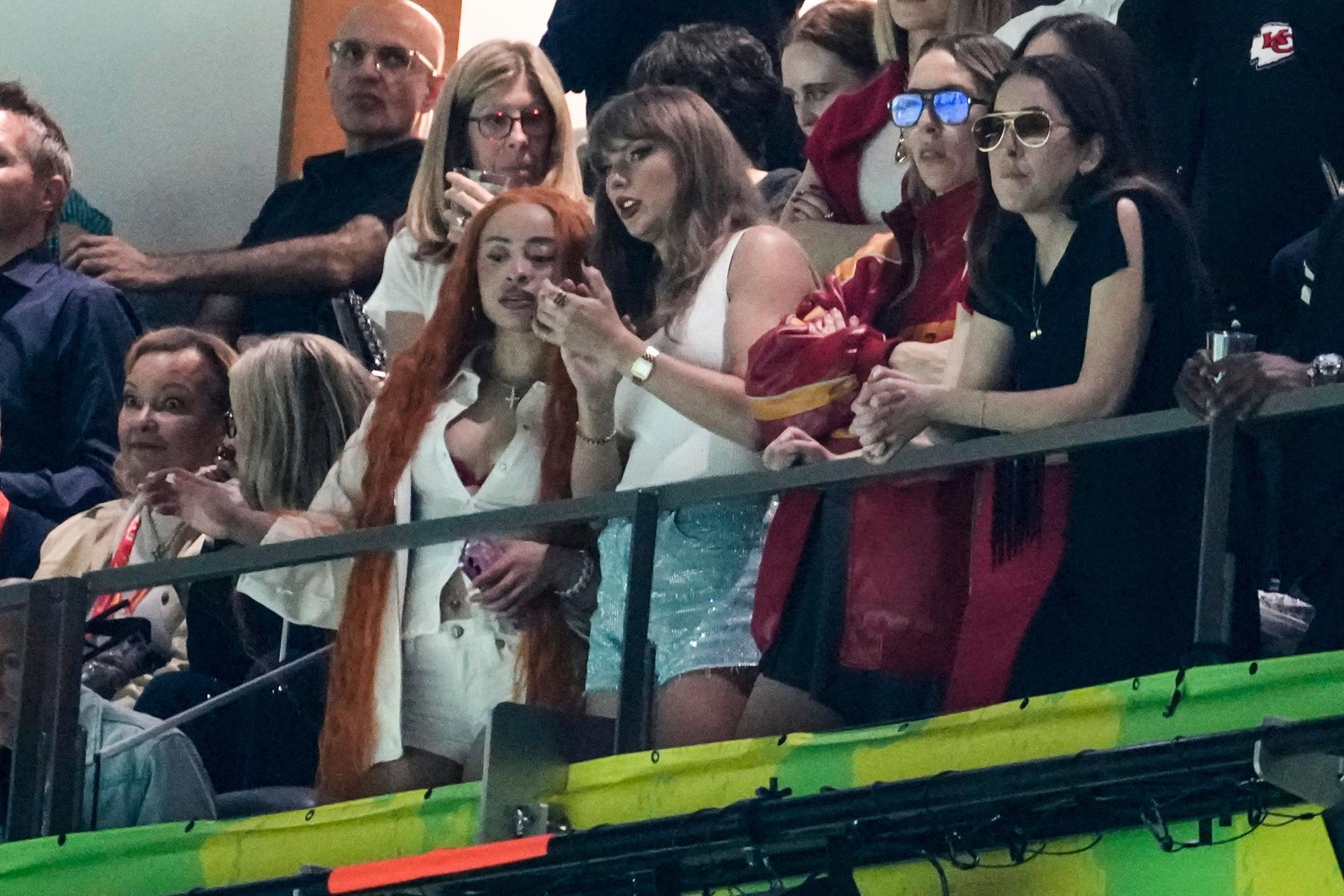Ice Spice, von links, Taylor Swift, Este Haim und Alana Haim schauen zu.