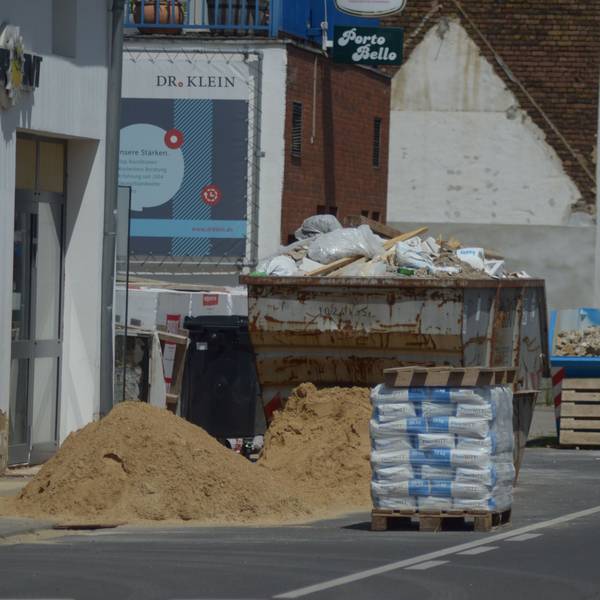 Das Symbolbild zeigt eine Baustelle mit Schuttcontainern in Euskirchen.