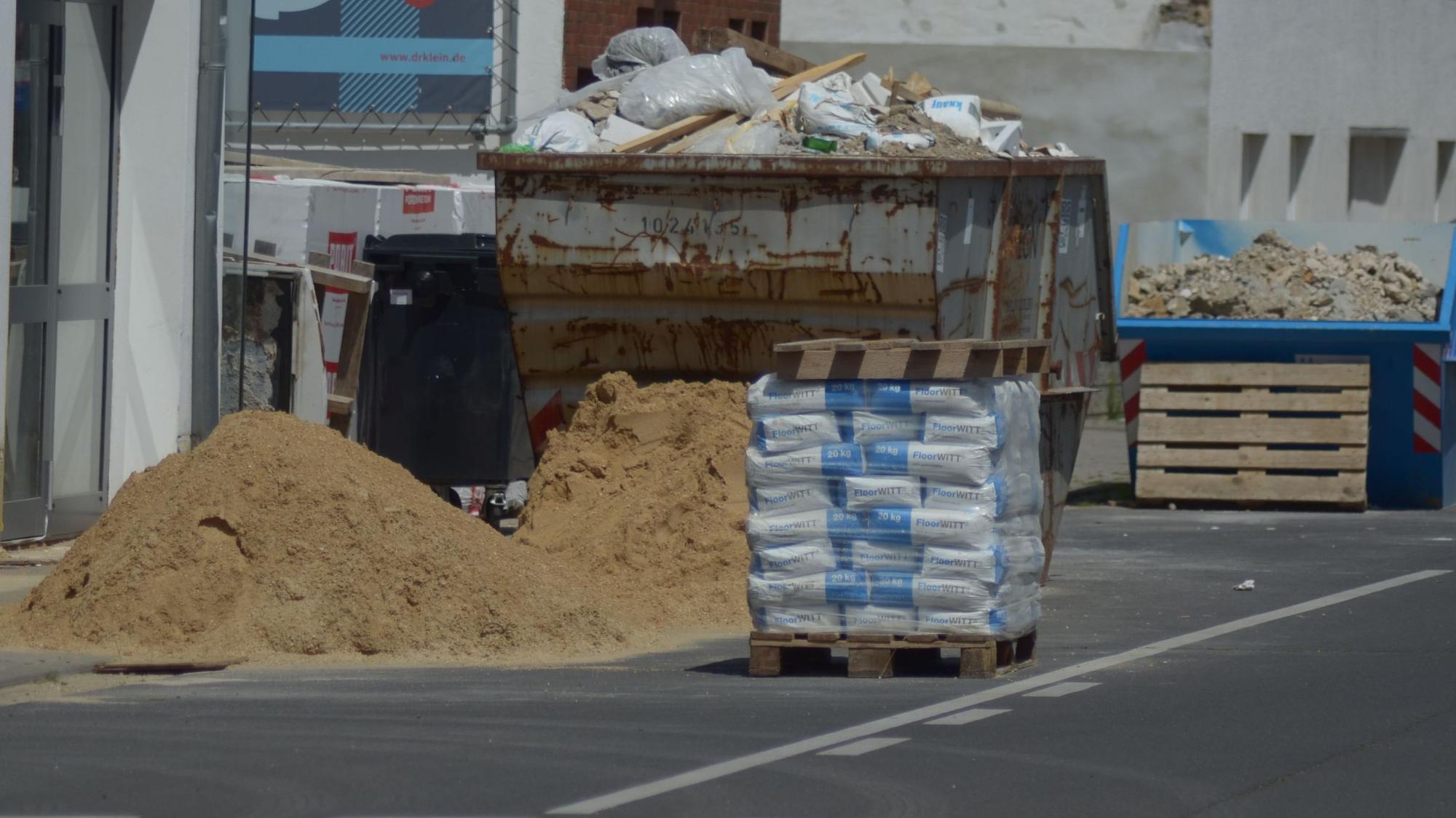 Das Symbolbild zeigt eine Baustelle mit Schuttcontainern in Euskirchen.
