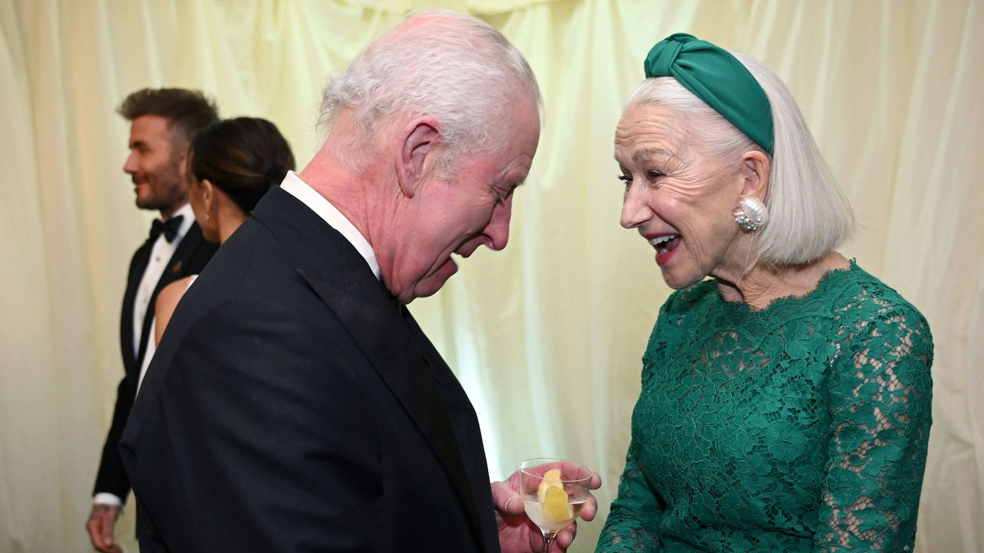 Verstehen sich prächtig: Schauspielerin Helen Mirren (r) spielte die Mutter von König Charles (l), Königin Elizabeth II., im Hollywood-Biopic „Die Queen“.