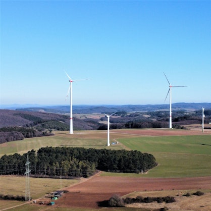 Blick auf die Windräder bei Dottel.
