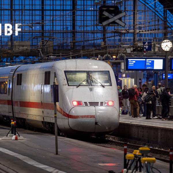 Köln: Ein ICE im Kölner Hauptbahnhof. Am 23. Februar wird der Fernverkehr hier umgeleitet.