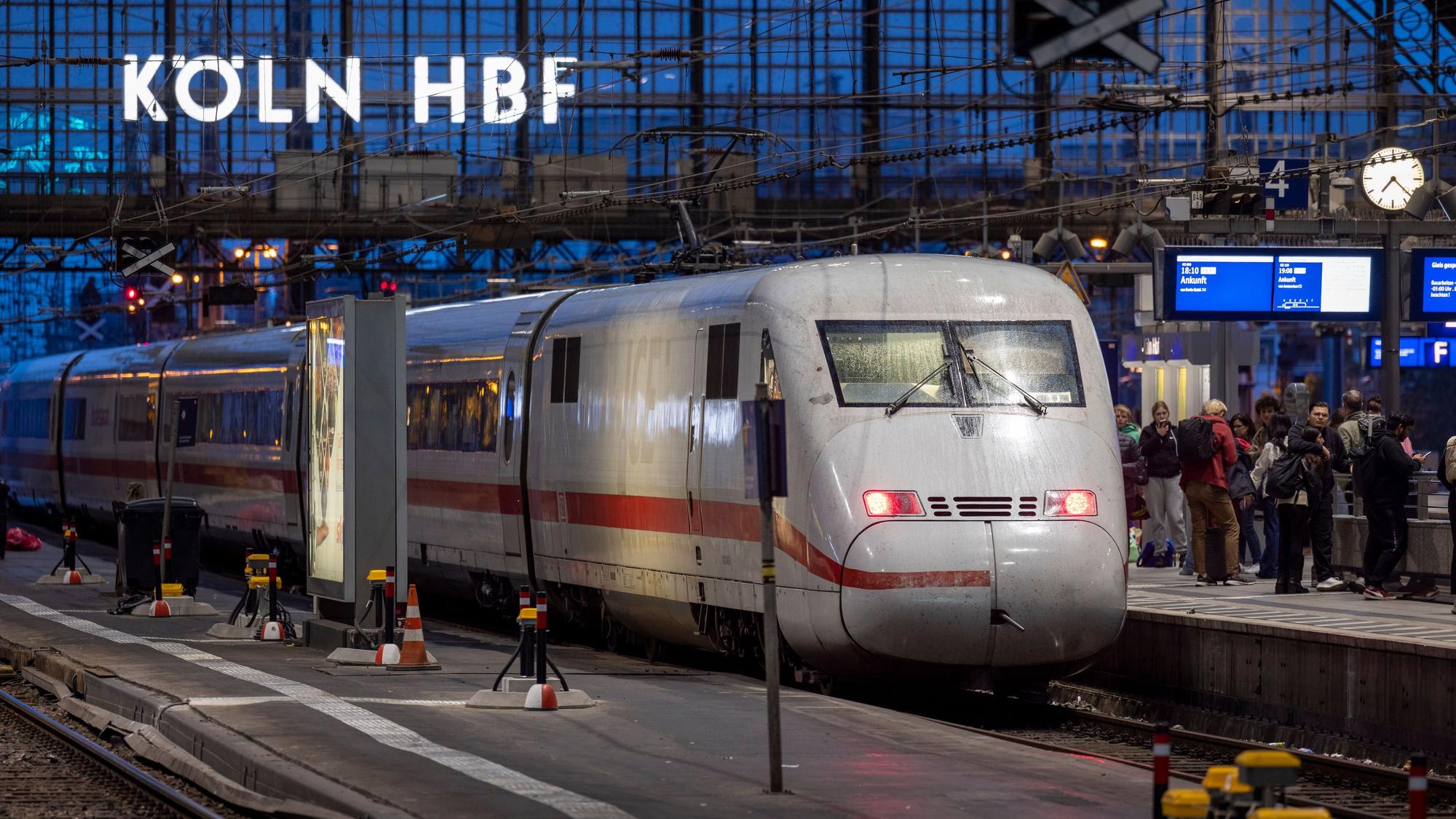 Köln: Ein ICE im Kölner Hauptbahnhof. Am 23. Februar wird der Fernverkehr hier umgeleitet.