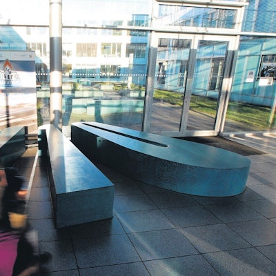 In einem verglasten Foyer liegen die großen Betonziffern 110.