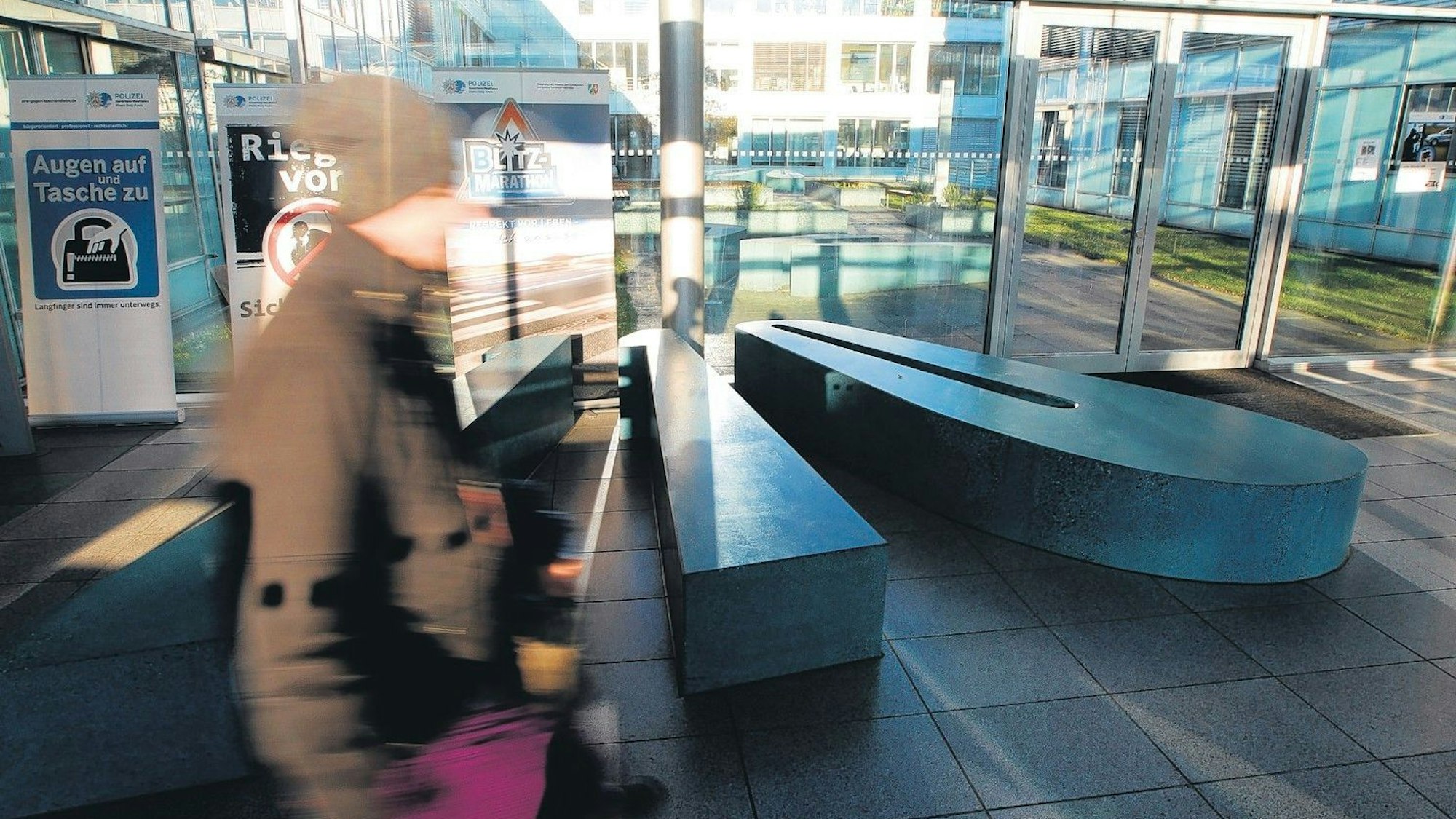 In einem verglasten Foyer liegen die großen Betonziffern 110.