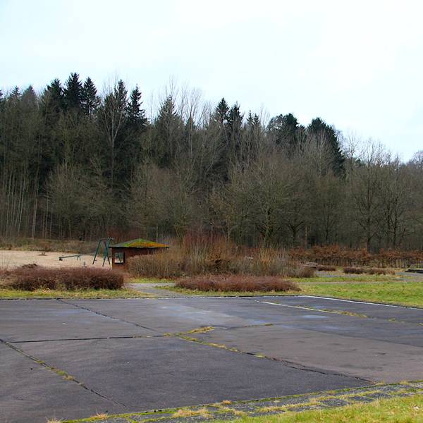 Zu der heruntergekommenen Freizeitanlage am Kronenburger See gehört auch ein Basketballfeld.