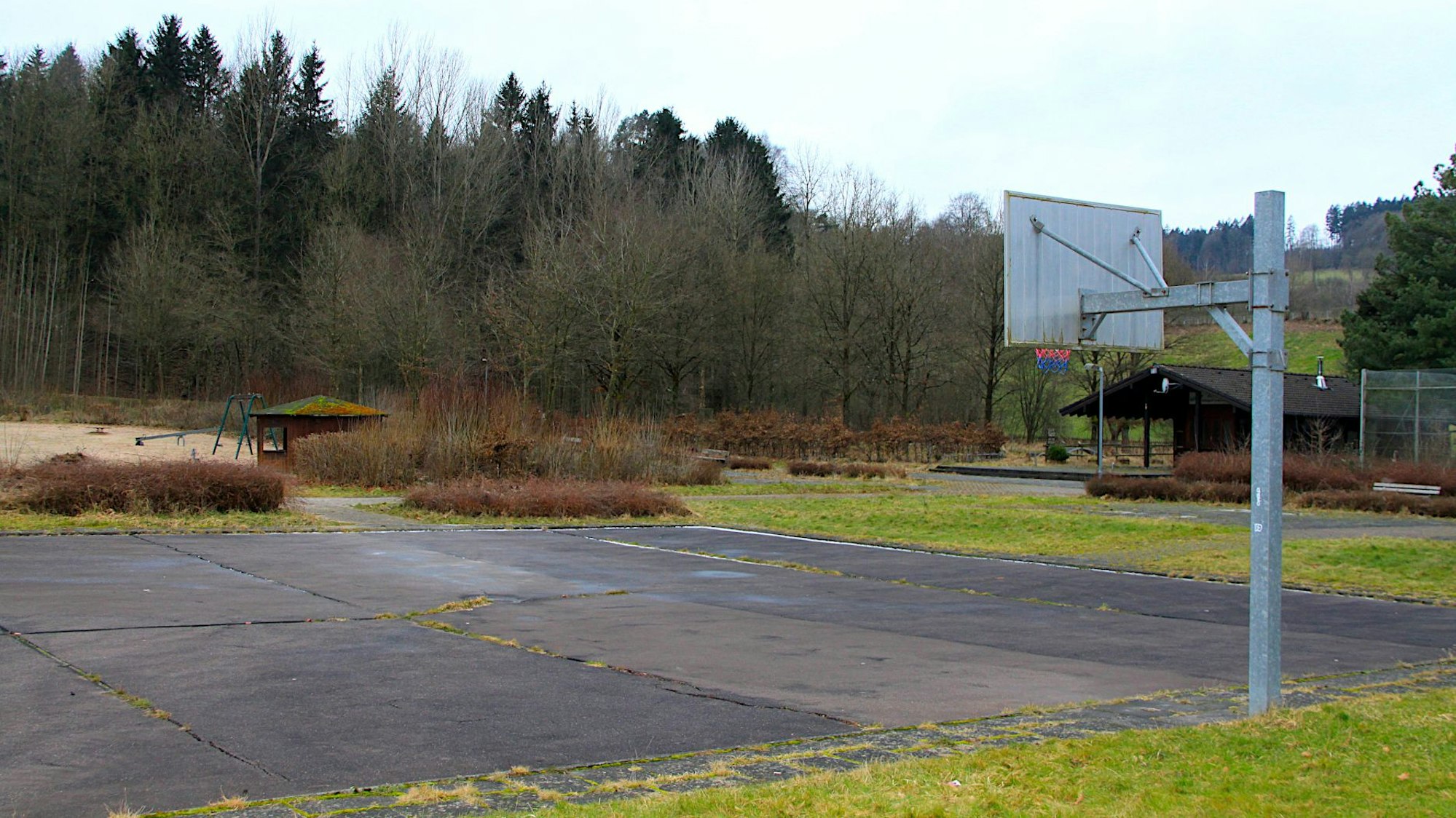 Zu der heruntergekommenen Freizeitanlage am Kronenburger See gehört auch ein Basketballfeld.