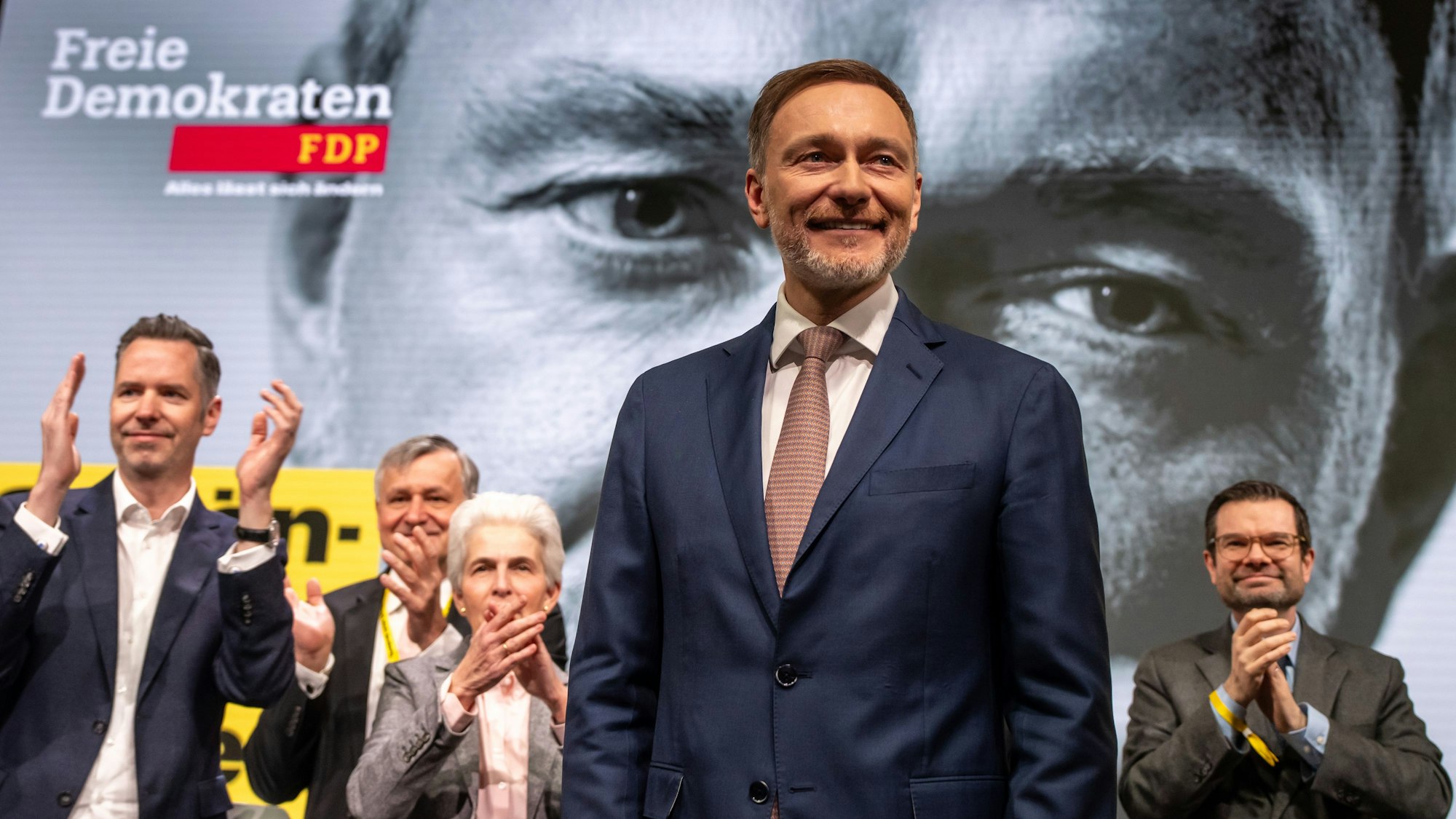 09.02.2025, Brandenburg, Potsdam: Christian Lindner, FDP Bundesvorsitzenderm steht nach seiner Rede beim außerordentliche Bundesparteitag der FDP vor der Bundestagswahl auf der Bühne. Foto: Michael Kappeler/dpa +++ dpa-Bildfunk +++