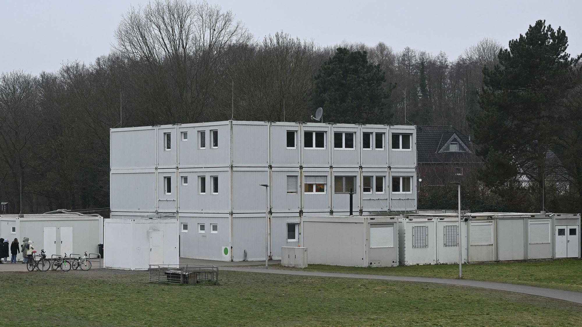 Auf der Wiese zwischen dem Parkplatz am Kombibad und der Integrierten Gesamtschule Paffrath stand früher ein ganzes Containerdorf.