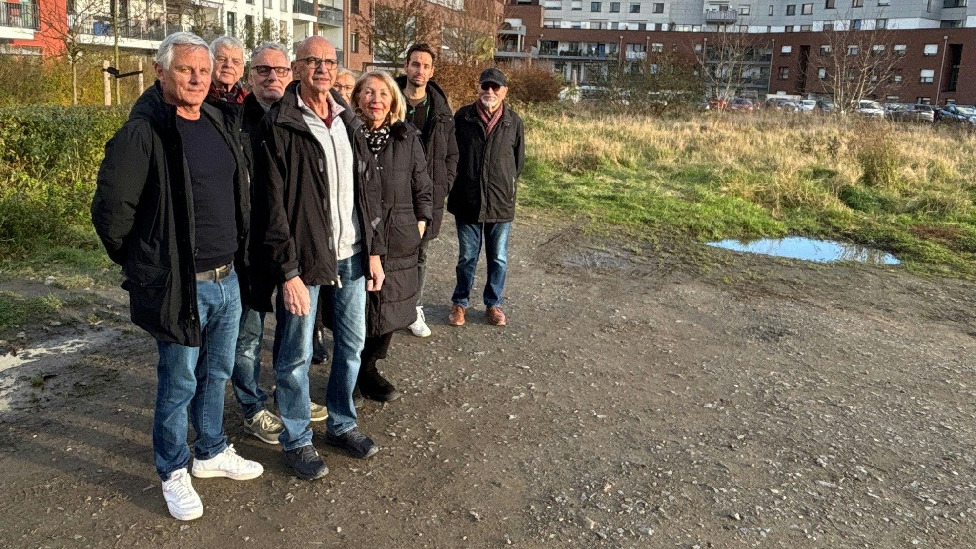 Auf dem Bild sind Nachbarn zu sehen, die gegen Baupläne der Stadt sind.