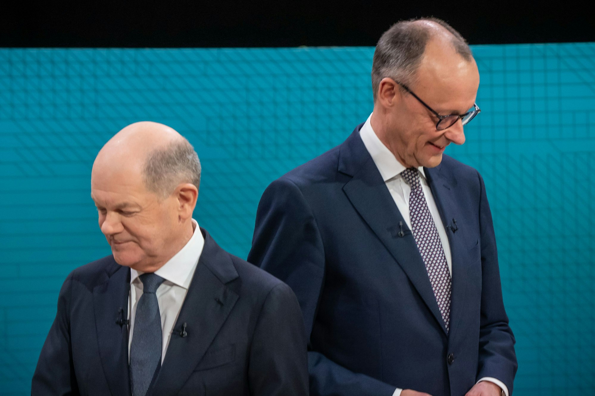 Bundeskanzler Olaf Scholz (SPD, l), steht neben Friedrich Merz, Union- Kanzlerkandidat und CDU Bundesvorsitzender, vor dem TV-Duell von ARD und ZDF.