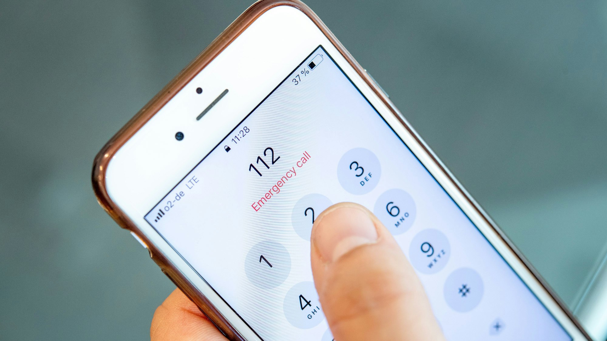 Jemand wählt auf dem Handy 112.