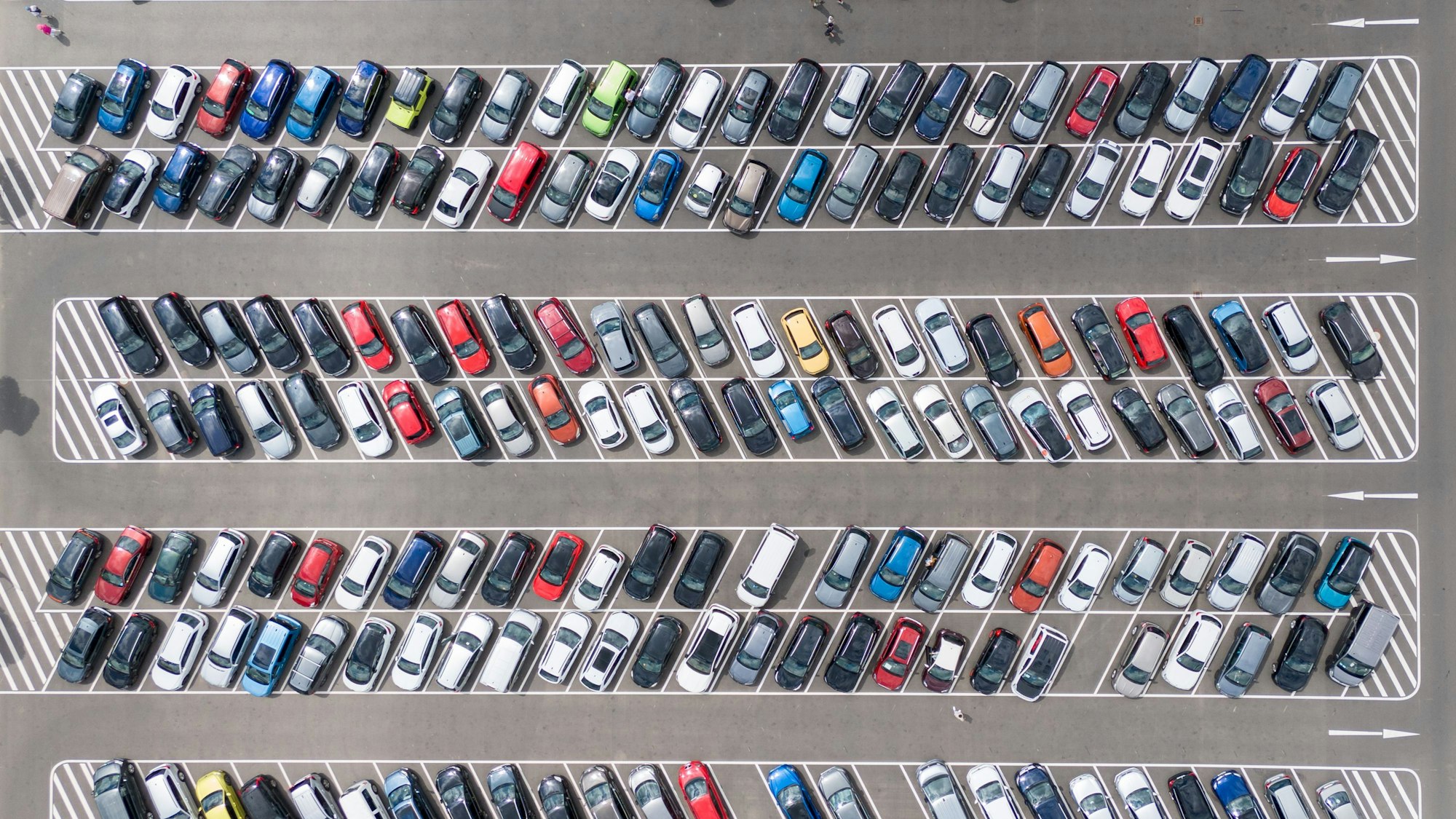 Autos auf einem großen Parkplatz.