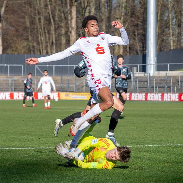02.02.2025, Fussball: U19 DFB-Nachwuchsliga, Spieltag 01, Saison 2024/2025, 1.FC Koeln - FC Bayern Muenchen Franz-Kremer-Stadion in Köln. Leon Klanac FC Bayern Muenchen, 01 ist vor Youssoupha Niang 1. FC Koeln, 09 am Ball. Foto: Kirchner-Media/Thomas Haesler Copyright: xKirchner-Media/ThomasxHaeslerx