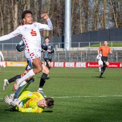02.02.2025, Fussball: U19 DFB-Nachwuchsliga, Spieltag 01, Saison 2024/2025, 1.FC Koeln - FC Bayern Muenchen Franz-Kremer-Stadion in Köln. Leon Klanac FC Bayern Muenchen, 01 ist vor Youssoupha Niang 1. FC Koeln, 09 am Ball. Foto: Kirchner-Media/Thomas Haesler Copyright: xKirchner-Media/ThomasxHaeslerx