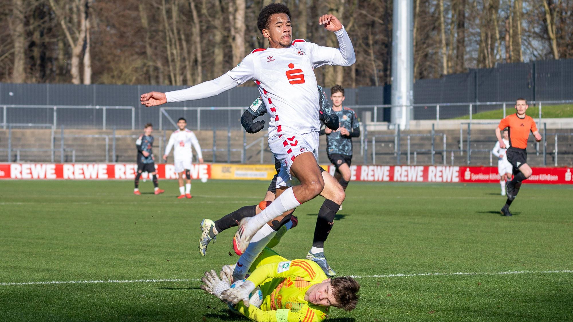02.02.2025, Fussball: U19 DFB-Nachwuchsliga, Spieltag 01, Saison 2024/2025, 1.FC Koeln - FC Bayern Muenchen Franz-Kremer-Stadion in Köln. Leon Klanac FC Bayern Muenchen, 01 ist vor Youssoupha Niang 1. FC Koeln, 09 am Ball. Foto: Kirchner-Media/Thomas Haesler Copyright: xKirchner-Media/ThomasxHaeslerx