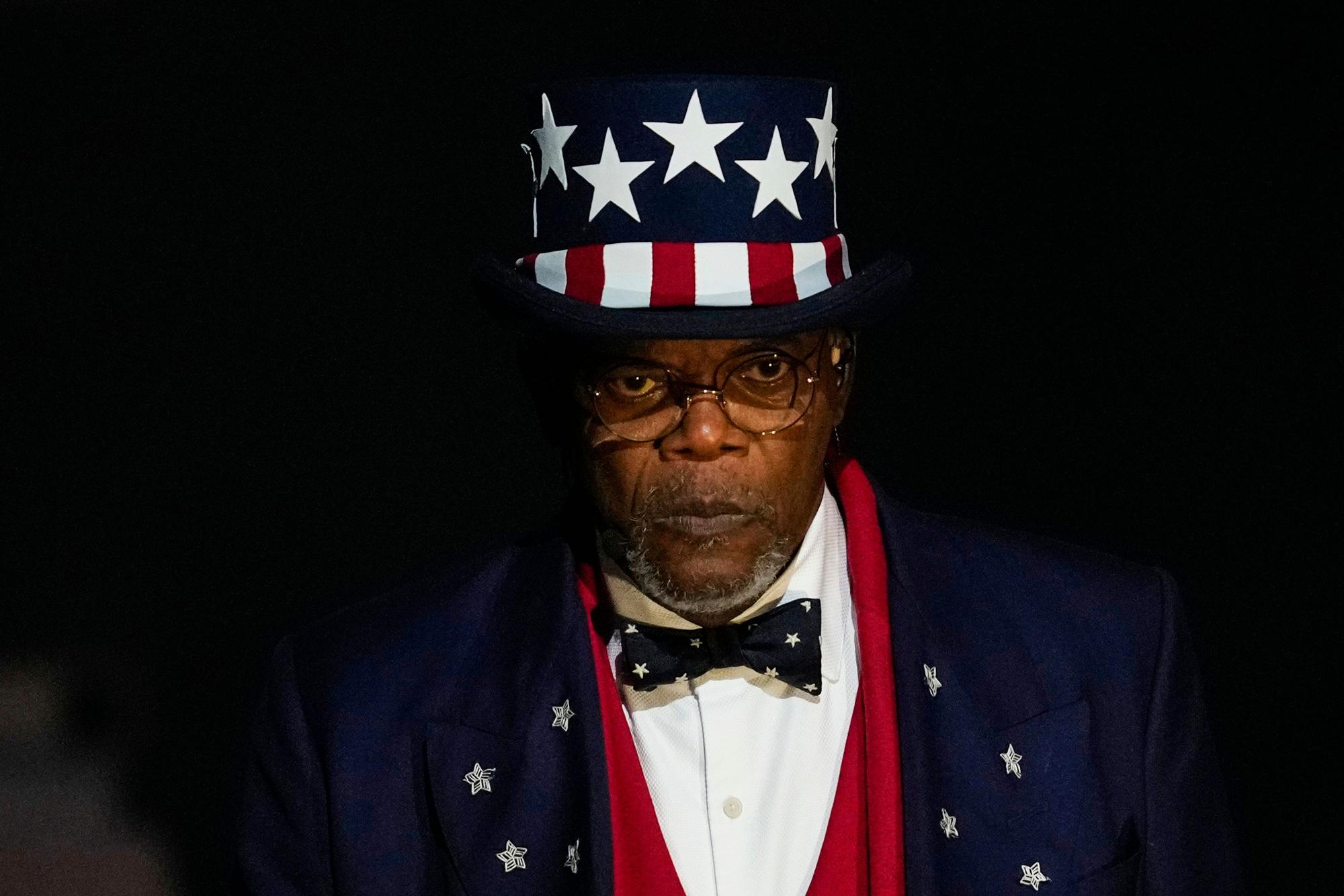 Samuel L. Jackson schaut während der Halbzeitpause der Show zu.