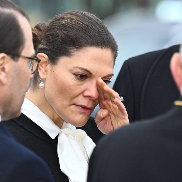 Kronprinzessin Victoria und Prinz Daniel von Schweden nach dem Besuch der behelfsmäßigen Gedenkstätte zu Ehren der Opfer der Schießerei in einer Schule in Örebro.