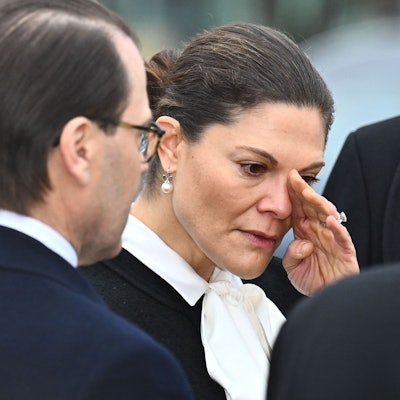 Kronprinzessin Victoria und Prinz Daniel von Schweden nach dem Besuch der behelfsmäßigen Gedenkstätte zu Ehren der Opfer der Schießerei in einer Schule in Örebro.