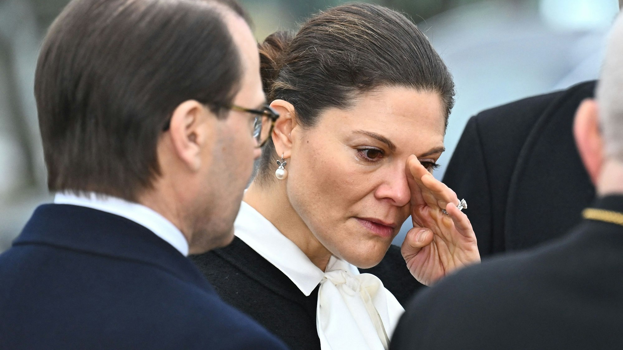 Kronprinzessin Victoria und Prinz Daniel von Schweden nach dem Besuch der behelfsmäßigen Gedenkstätte zu Ehren der Opfer der Schießerei in einer Schule in Örebro.