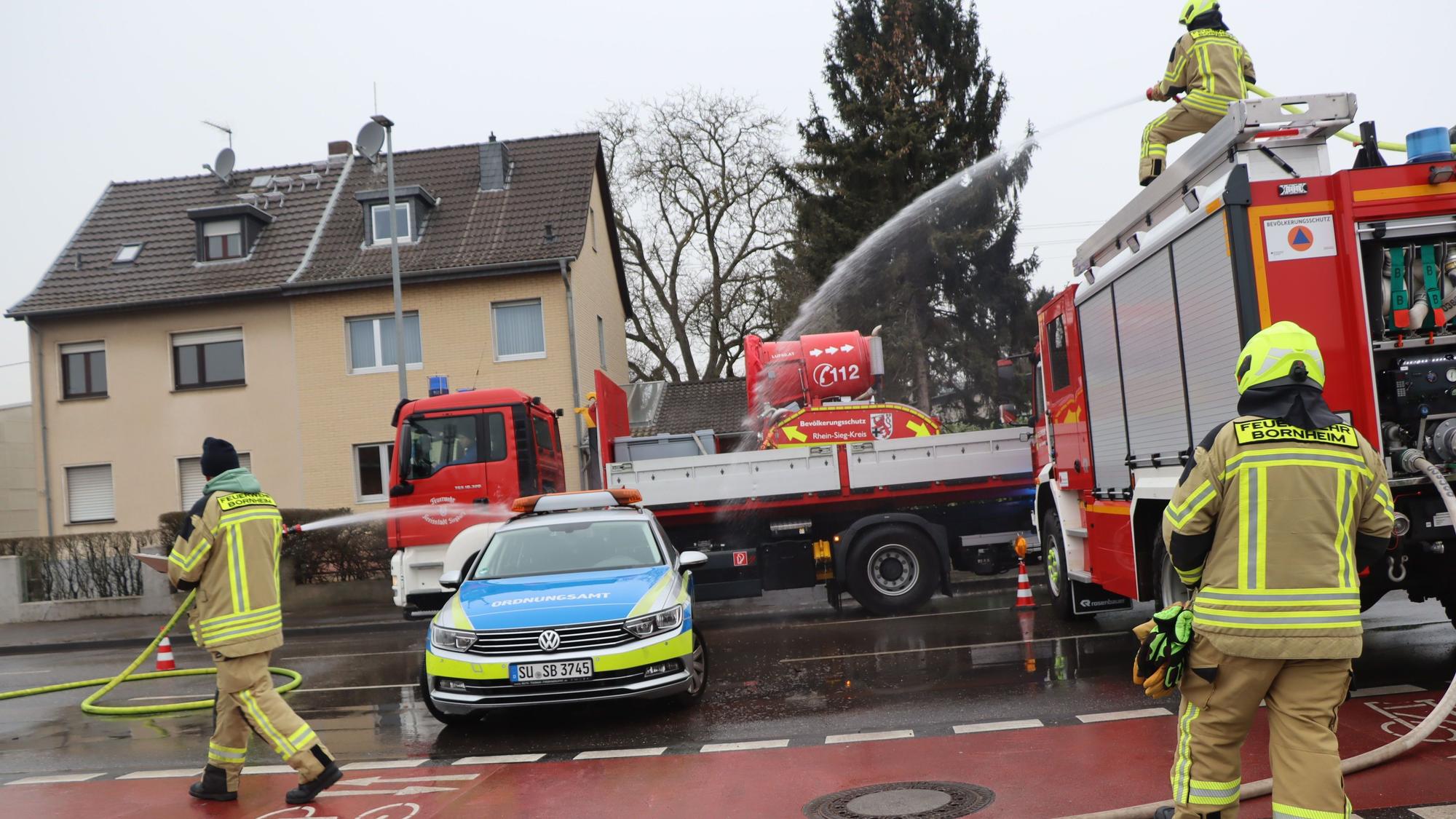 Weil sich Rußpartikel auf den Fahrzeugen abgesetzt haben könnten, wurde die Einsatzfahrzeuge, aber auch private Pkws aus dem direkten Umfeld des Brandorts von der Feuerwehr abgespritzt.
