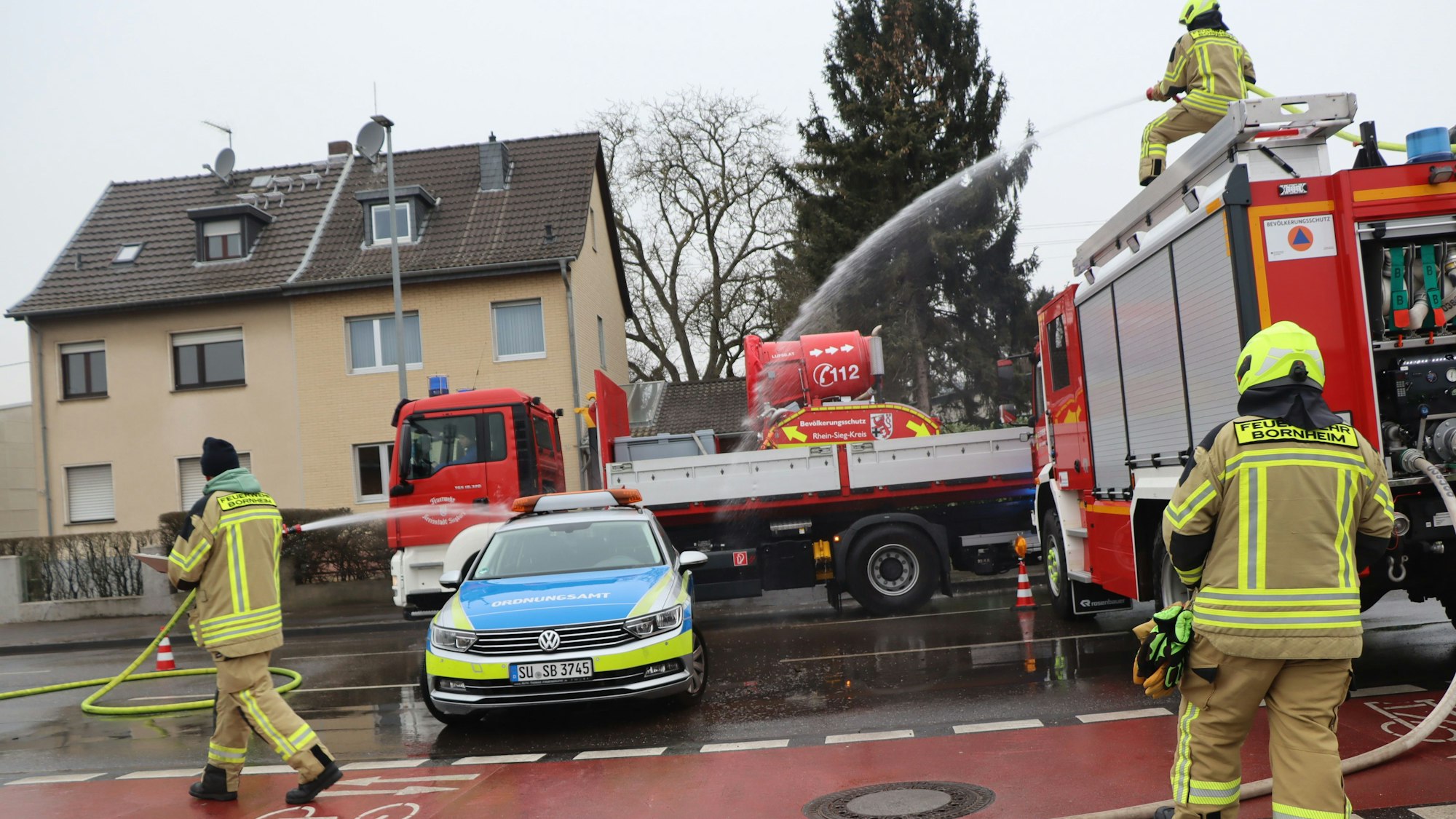 Weil sich Rußpartikel auf den Fahrzeugen abgesetzt haben könnten, wurde die Einsatzfahrzeuge, aber auch private Pkws aus dem direkten Umfeld des Brandorts von der Feuerwehr abgespritzt.