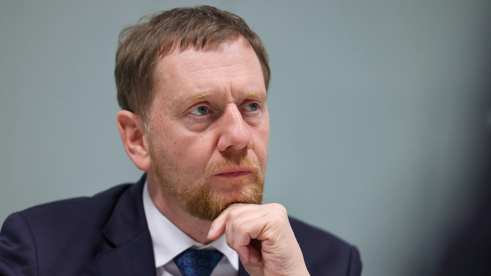 Michael Kretschmer (CDU), Ministerpräsident von Sachsen, sitzt in den Firmenräumen der Grünhorn-Gruppe.