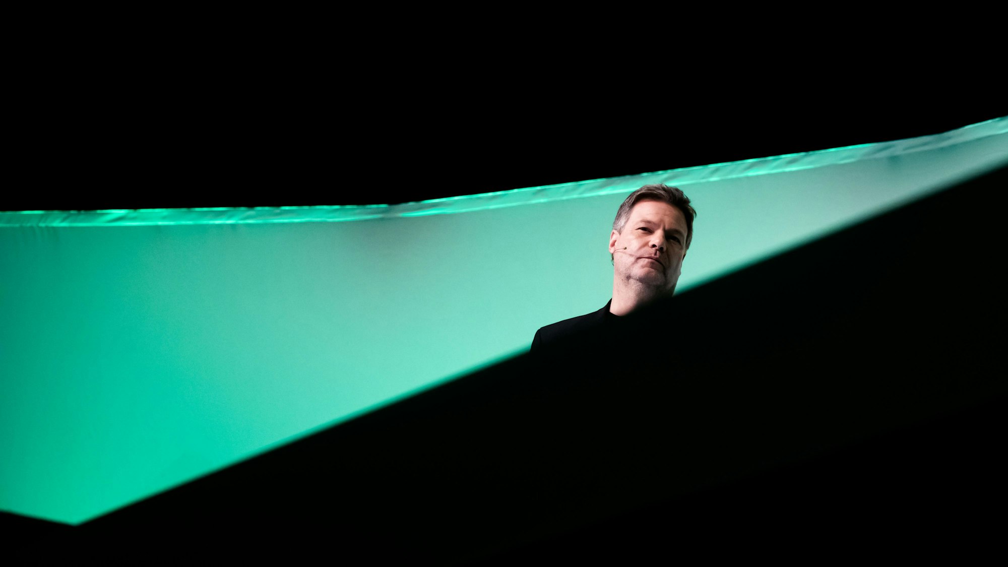 08.02.2025, Berlin: Robert Habeck (Bündnis 90/Die Grünen), Kanzlerkandidat der Grünen und Bundesminister für Wirtschaft und Klimaschutz, steht bei einer Wahlkampfveranstaltung der Grünen unter dem Motto «Dialog statt Duell» in der Columbiahalle auf der Bühne. Foto: Christoph Soeder/dpa +++ dpa-Bildfunk +++