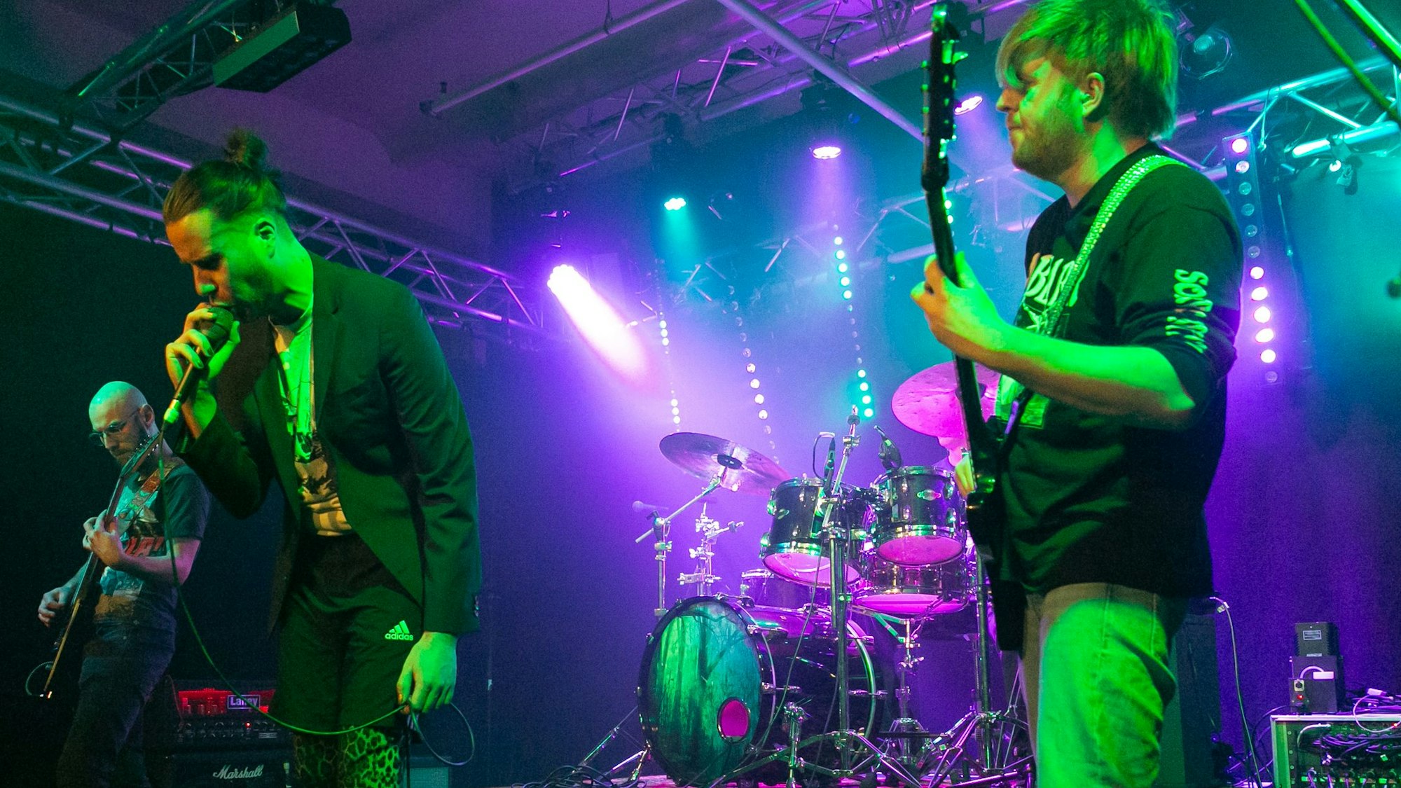 Nichts für zarte Ohren: Die vierköpfige Kölner Band „Inge Brauch“ eröffnete in Gummersbach die „Metalnova“-Nacht 2025. Unser Foto zeigt die Band auf der Bühne.