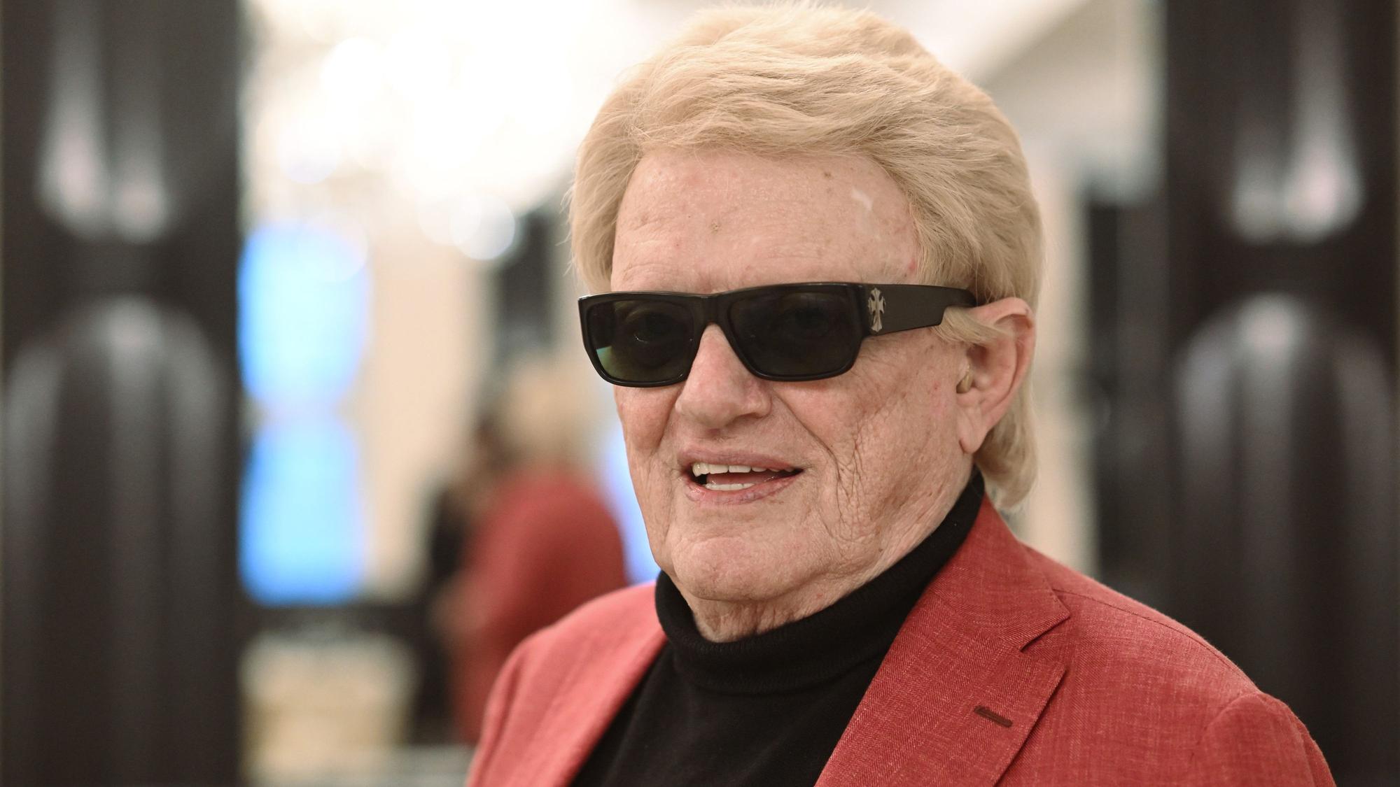 Seit fast sieben Jahrzehnten steht Heino auf der Bühne und singt – inzwischen für ein Publikum, das längst nicht mehr nur seine eigene Generation umfasst.