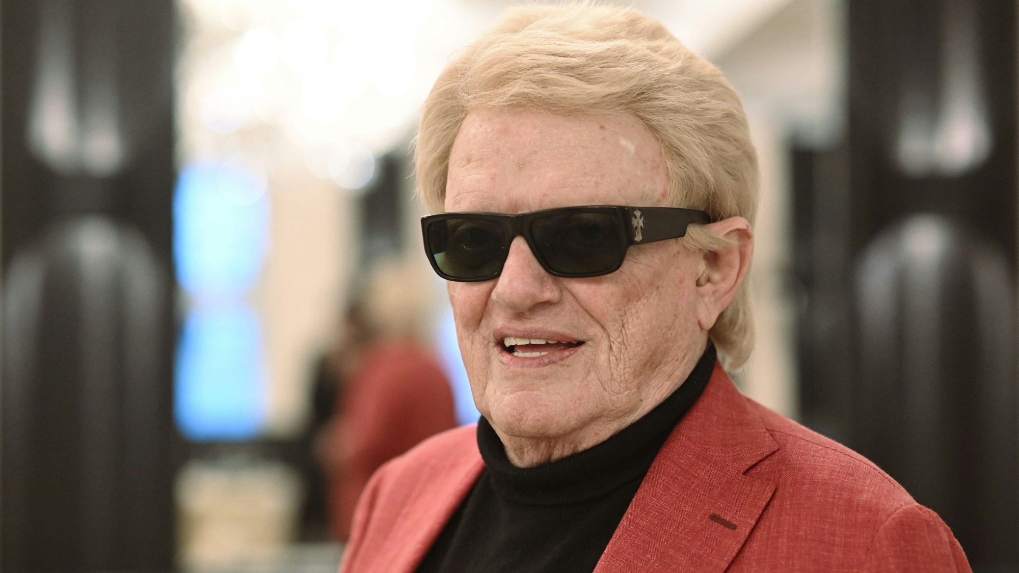 Seit fast sieben Jahrzehnten steht Heino auf der Bühne und singt – inzwischen für ein Publikum, das längst nicht mehr nur seine eigene Generation umfasst.