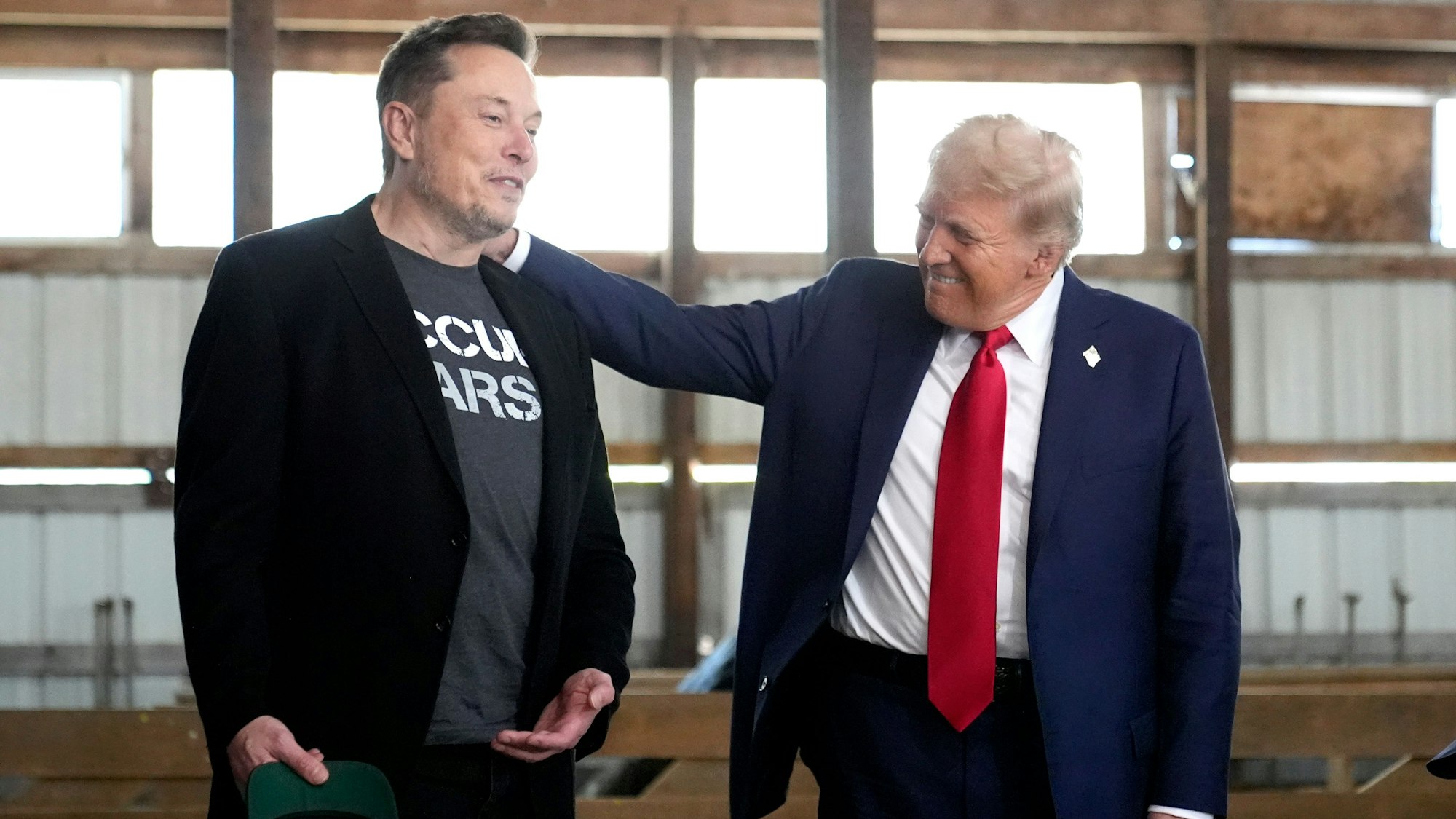 ARCHIV - 05.10.2024, USA, Butler: Elon Musk, CEO von Tesla und SpaceX, und der republikanische Präsidentschaftskandidat und ehemalige US-Präsident Donald Trump nehmen an einer Wahlkampfveranstaltung bei der Butler Farm Show teil. (zu dpa: «US-Gericht stoppt Zugang von Musk-Gremium zu sensiblen Daten») Foto: Alex Brandon/AP/dpa +++ dpa-Bildfunk +++