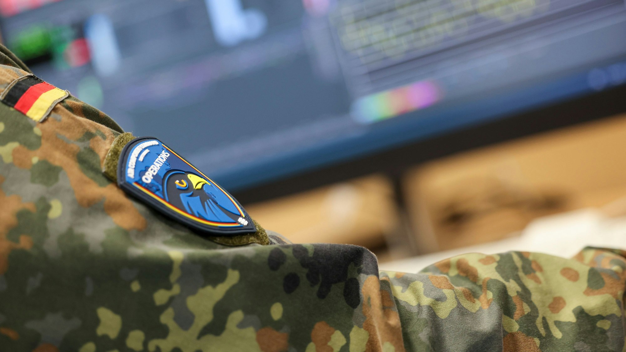 Ein Datenlinkmanager, verantwortlich für „Missions General Support“, sitzt während der Vorstellung des neuen Air Component Command vor Monitoren in der Von-Seydlitz-Kaserne in Kalkar.