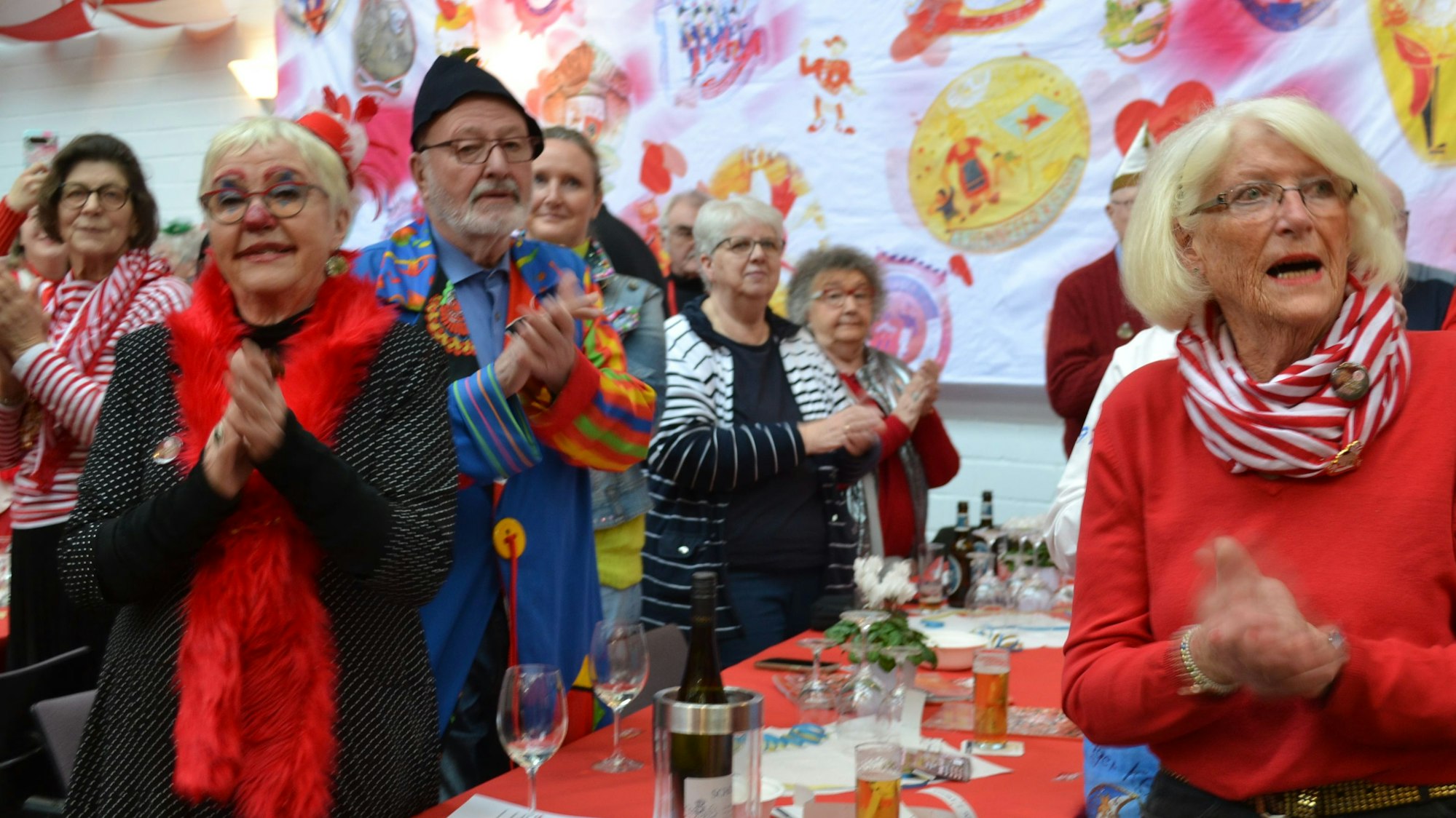 Die 200 Gäste der Nostalgiesitzung „Janz Höösch und Alaaf“ in der Meys Fabrik verstanden es zu feiern.