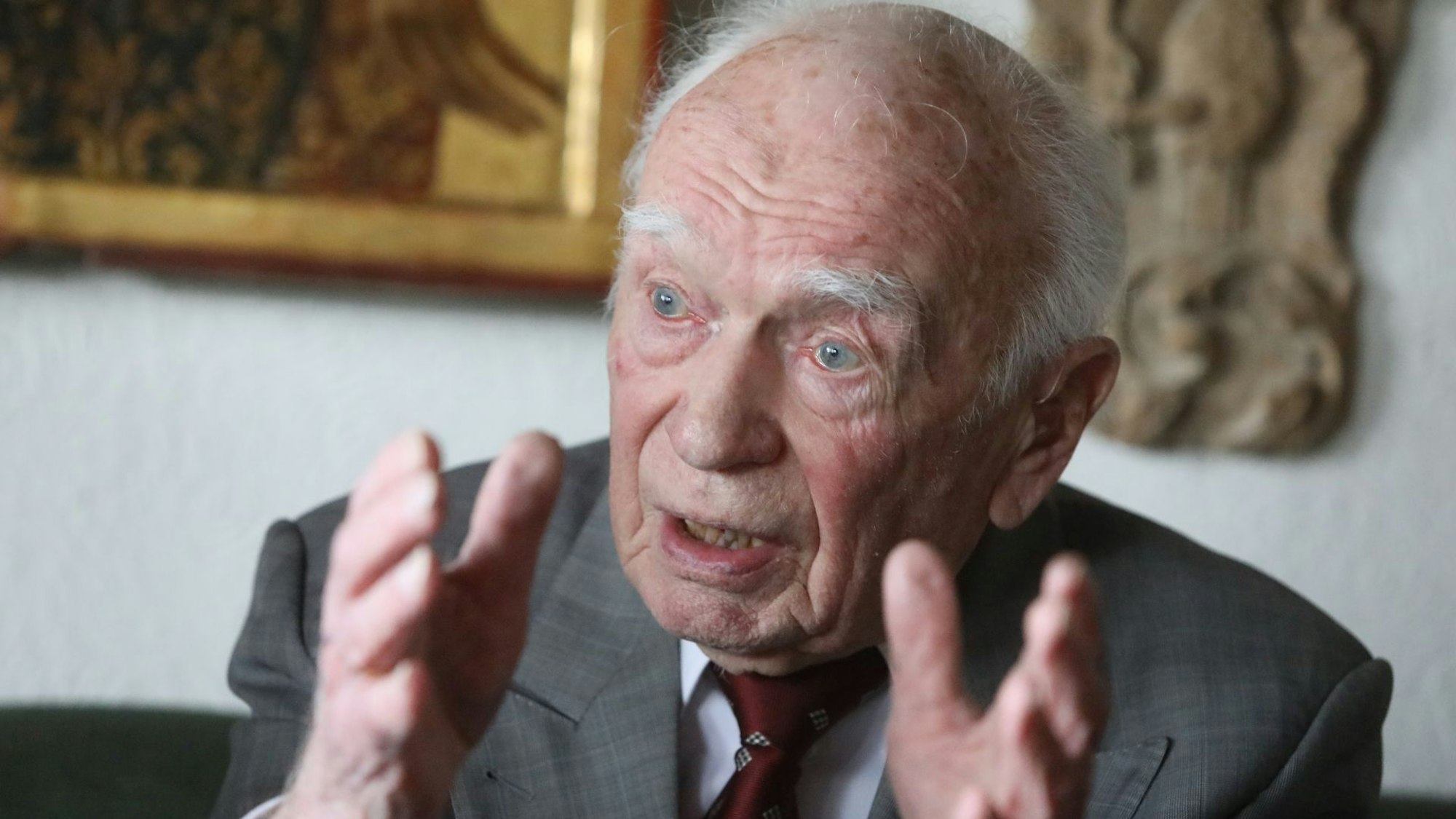 Ein Mann mit grauen Haaren.