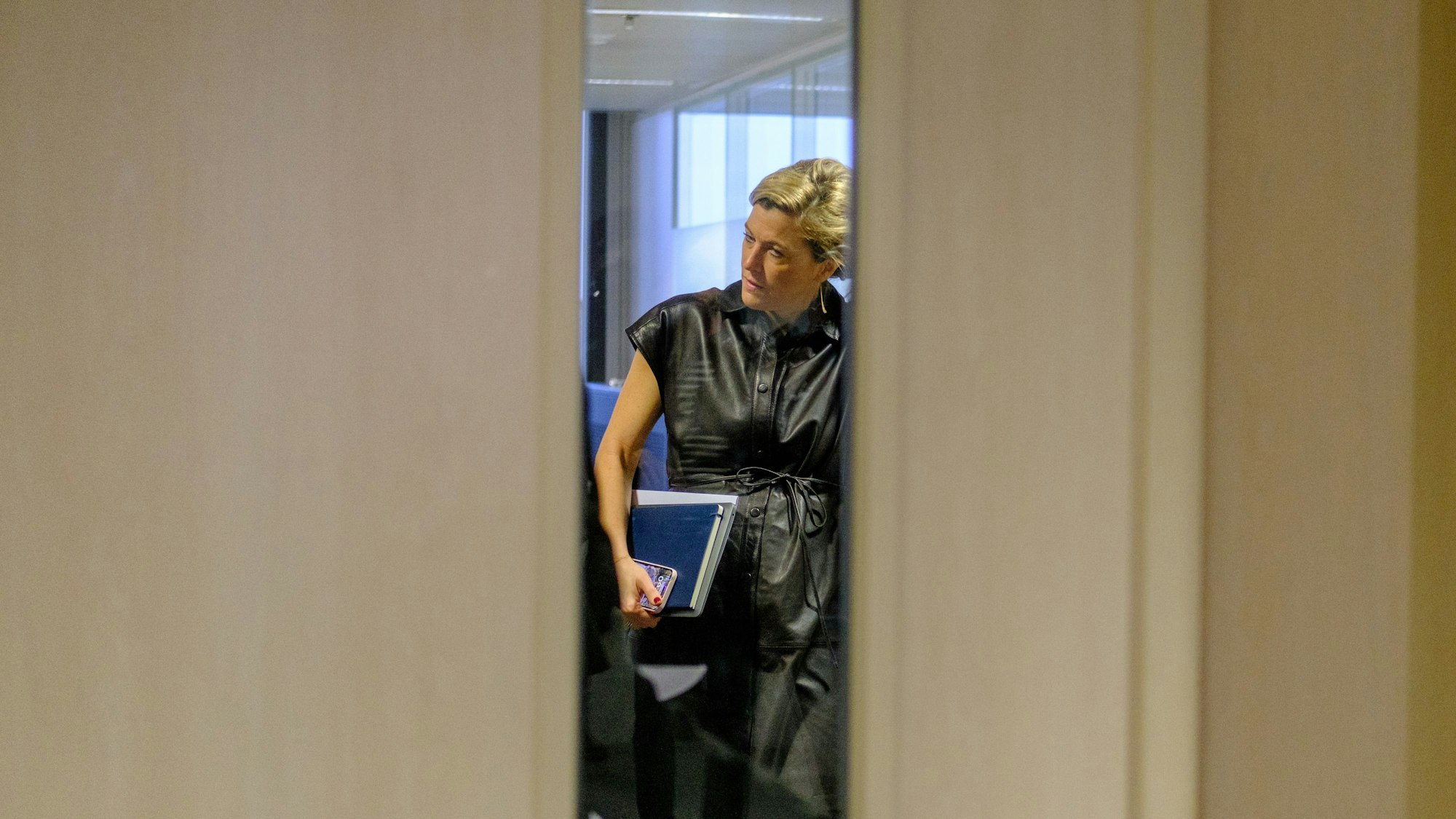 Belgiens Justizministerin Annelies Verlinden kommt zu einer Pressekonferenz anlässlich der jüngsten Vorfälle mit Schusswaffe. Am Freitag fielen Schüsse in der Brüssler Gemeinde Anderlecht.