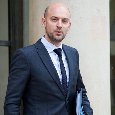 ARCHIV - 08.01.2025, Frankreich, Paris: Frankreichs Minister für Europa und Auswärtige Angelegenheiten Jean-Noel Barrot verlässt nach der Kabinettssitzung den Elysee-Präsidentenpalast. Barrot hat Strafzölle der Europäischen Union wegen der von US-Präsident Donald Trump angekündigten neuen Zölle auf Stahl und Aluminium in Aussicht gestellt. (zu dpa: «Paris: EU wird Strafzölle wegen neuer US-Zölle verhängen») Foto: Ludovic Marin/AFP/dpa +++ dpa-Bildfunk +++