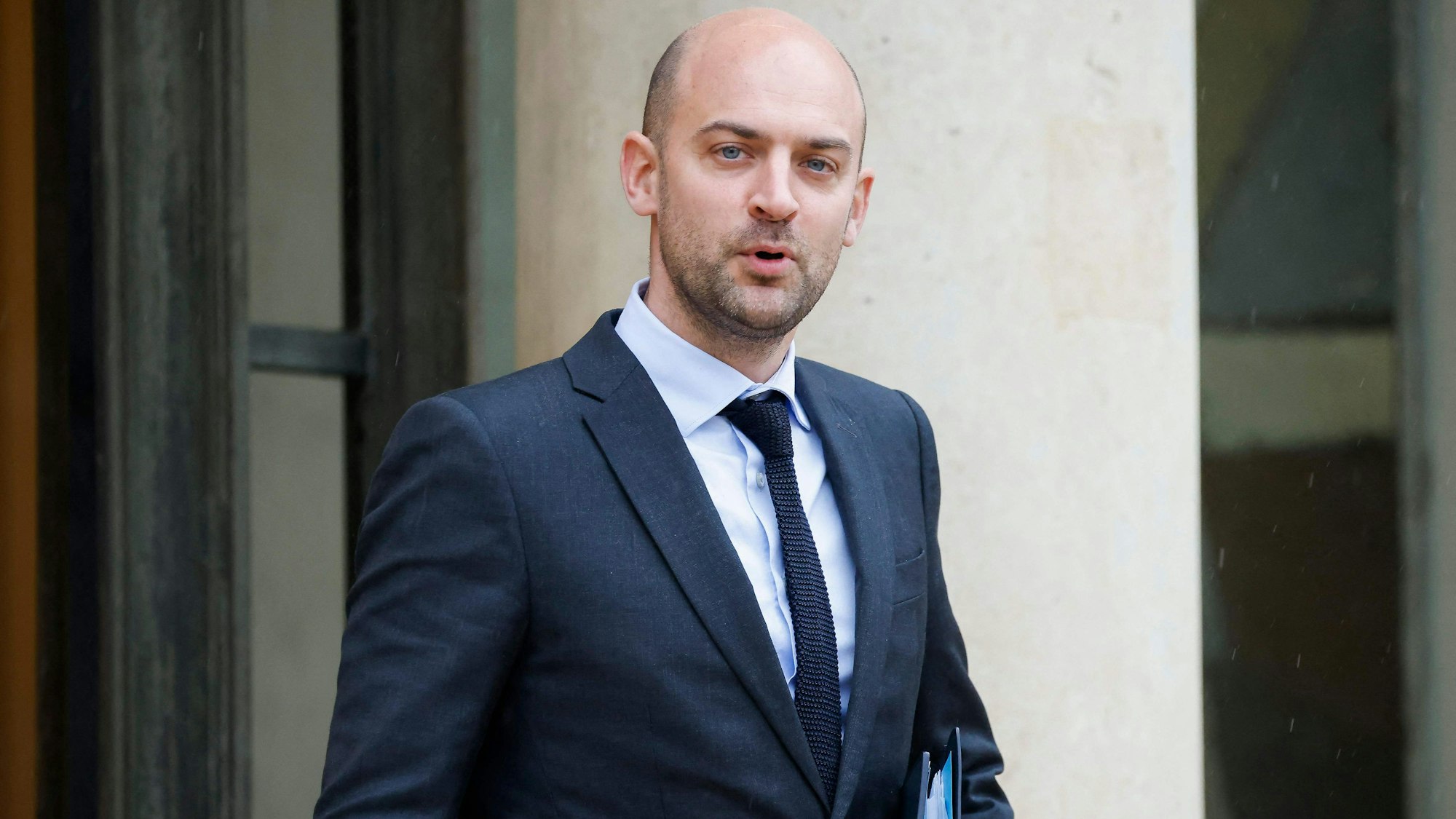 ARCHIV - 08.01.2025, Frankreich, Paris: Frankreichs Minister für Europa und Auswärtige Angelegenheiten Jean-Noel Barrot verlässt nach der Kabinettssitzung den Elysee-Präsidentenpalast. Barrot hat Strafzölle der Europäischen Union wegen der von US-Präsident Donald Trump angekündigten neuen Zölle auf Stahl und Aluminium in Aussicht gestellt. (zu dpa: «Paris: EU wird Strafzölle wegen neuer US-Zölle verhängen») Foto: Ludovic Marin/AFP/dpa +++ dpa-Bildfunk +++